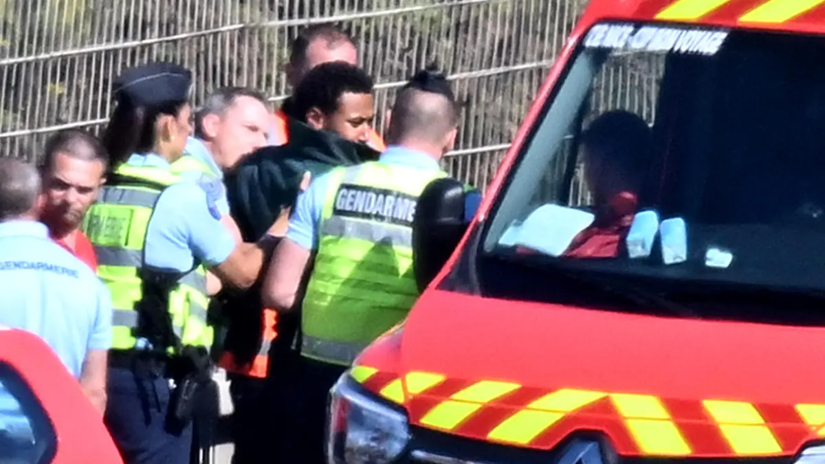 Semi-exclusif - Tentative de suicide avortée depuis le viaduc de Magnan de l'autoroute A8 à Nice, pour Alexis Beka Beka (22 ans), un joueur de l'équipe de football pro de l'OGC Nice, le 29 septembre 2023. Vers 10h30, le jeune homme a garé son véhicule sur la bande d'arrêt d'urgence et s'est positionné sur le viaduc prêt à sauter dans le vide. L'intervention des gendarmes, des pompiers et des psycholoques ont pu raisonner Alexis et le ramener afin de le conduire à l'hôpital où il sera pris en charge. Les causes de cette tentative de suicide restent encore très floues. Les représentants du joueur ont démenti les rumeurs qui laissaient supposer que son geste était lié à une rupture amoureuse récente. Alexis Beka Beka est arrivé à l'été 2022 de Moscou, après avoir été formé à Caen. Très peu utilisé la saison dernière, il n'a toujours pas joué cette saison sous les couleurs des Aiglons. © Bruno Bebert/Bestimage Semi-exclusive - The OGC Nice player, Alexis Beka Beka, who threatened to throw himself from the Magnan viaduct of the A8 motorway, was taken care of safely by the emergency services, in Nice, France, on September 29, 2023. / action press
