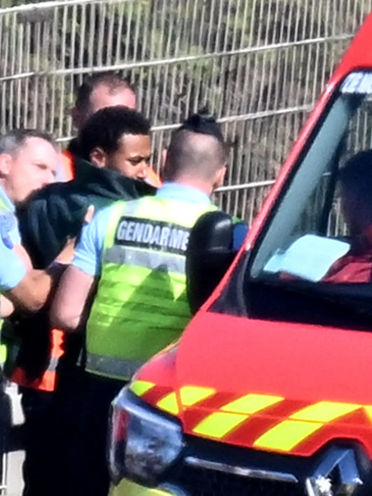 Semi-exclusif - Tentative de suicide avortée depuis le viaduc de Magnan de l'autoroute A8 à Nice, pour Alexis Beka Beka (22 ans), un joueur de l'équipe de football pro de l'OGC Nice, le 29 septembre 2023. Vers 10h30, le jeune homme a garé son véhicule sur la bande d'arrêt d'urgence et s'est positionné sur le viaduc prêt à sauter dans le vide. L'intervention des gendarmes, des pompiers et des psycholoques ont pu raisonner Alexis et le ramener afin de le conduire à l'hôpital où il sera pris en charge. Les causes de cette tentative de suicide restent encore très floues. Les représentants du joueur ont démenti les rumeurs qui laissaient supposer que son geste était lié à une rupture amoureuse récente. Alexis Beka Beka est arrivé à l'été 2022 de Moscou, après avoir été formé à Caen. Très peu utilisé la saison dernière, il n'a toujours pas joué cette saison sous les couleurs des Aiglons. © Bruno Bebert/Bestimage Semi-exclusive - The OGC Nice player, Alexis Beka Beka, who threatened to throw himself from the Magnan viaduct of the A8 motorway, was taken care of safely by the emergency services, in Nice, France, on September 29, 2023. / action press
