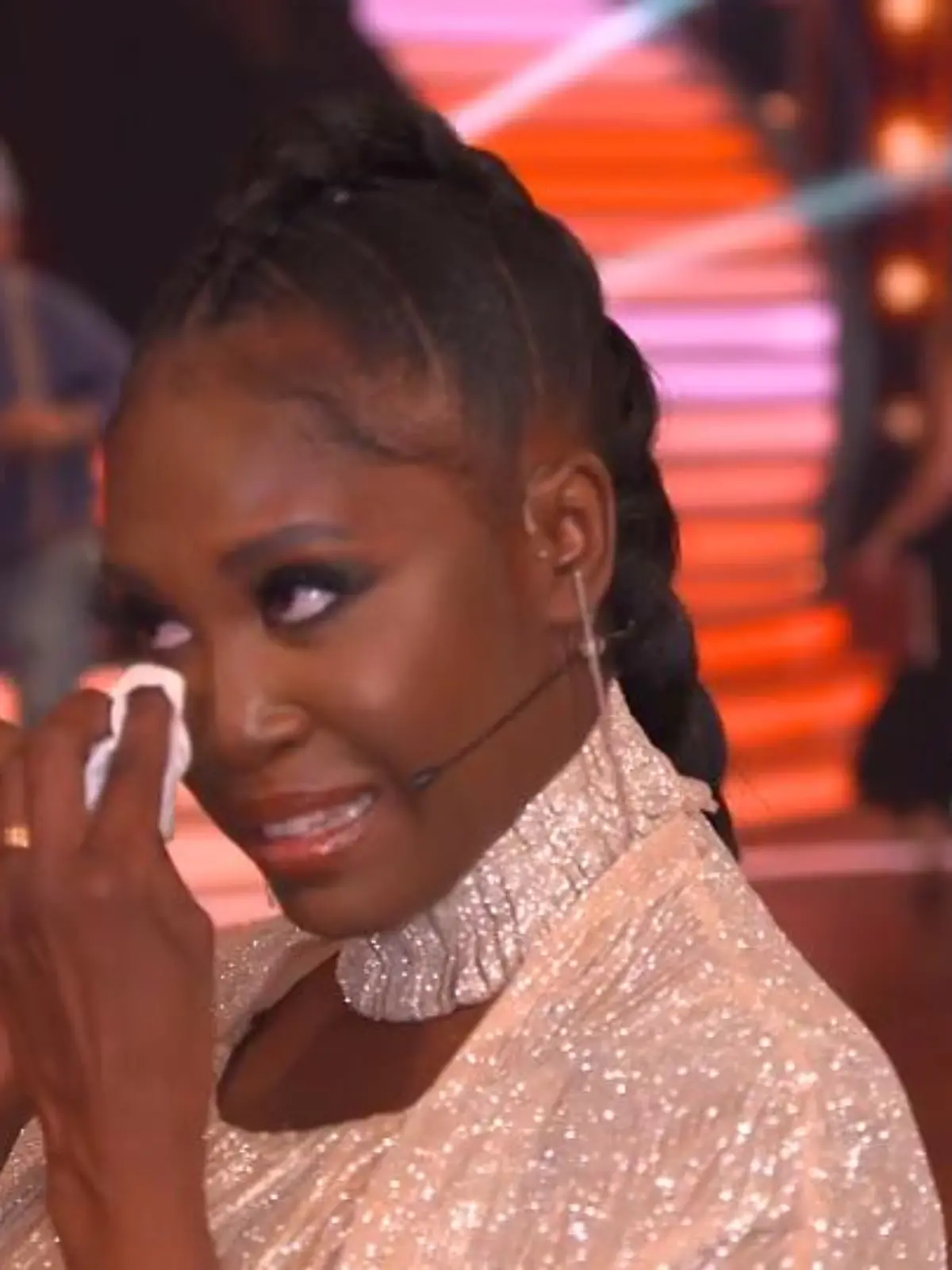 Sie möchte überall hundert Prozent geben - zu Hause bei ihrer kleinen Tochter, aber eben auch auf dem "Let's Dance"-Parkett. Und da wird Jurorin Motsi Mabuse schon mal etwas emotional zumute.
