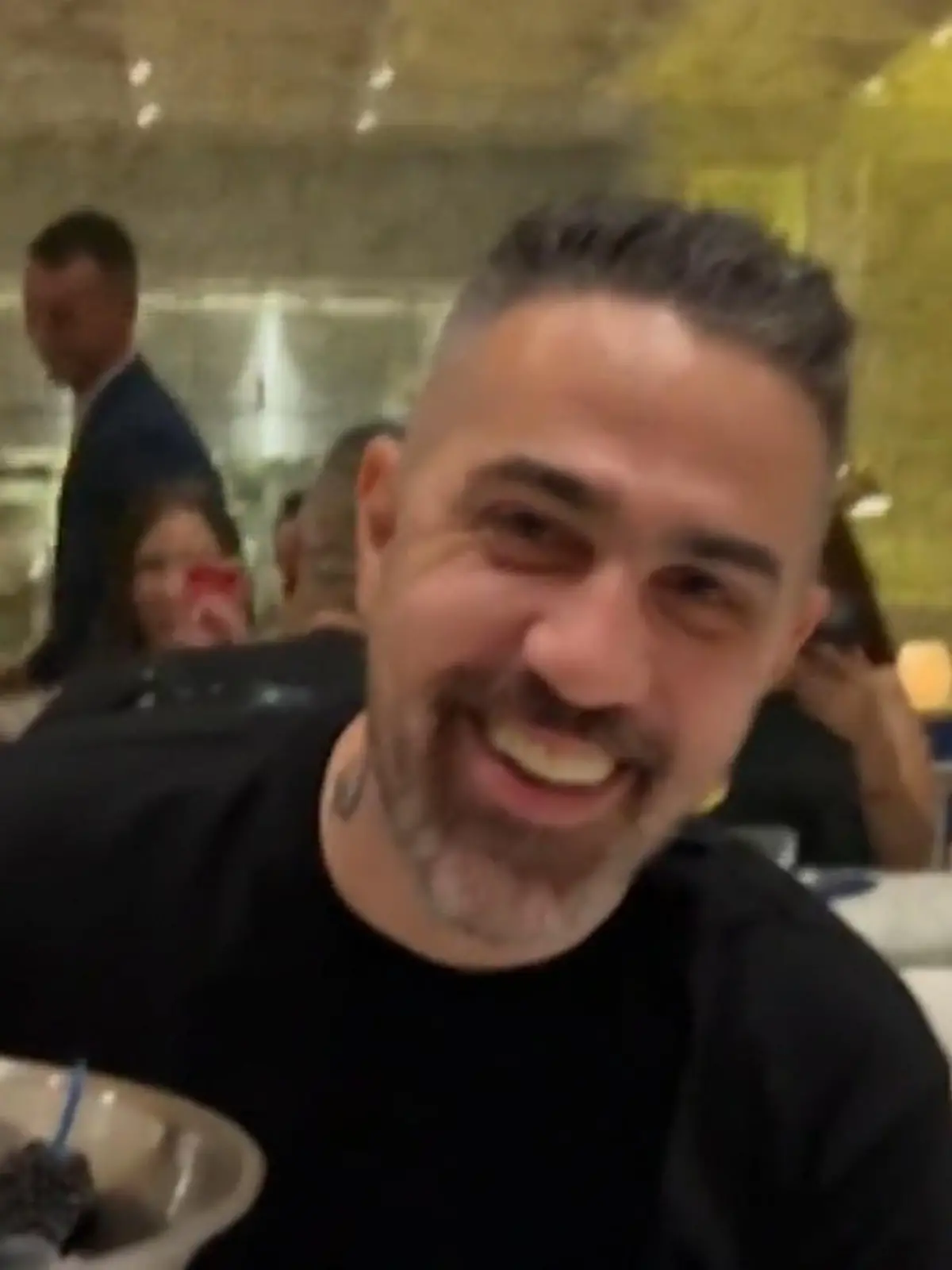 Bushido und Anna-Maria Ferchichi feiern Bushidos Geburtstag mit Freunden. In einem Restaurant prunken die Kellner den Rapper mit einem umfallenden Kaffee. Die lustigen Bilder gibt's im Video.