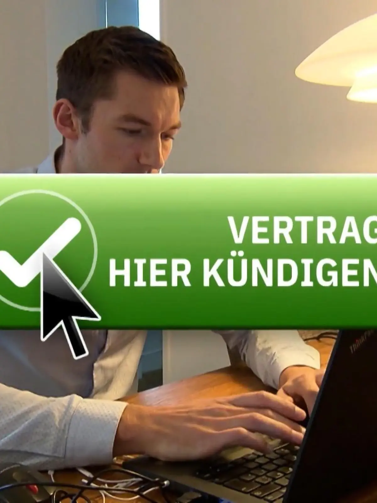 Seit Juli 2022 ist der Kündigungsbutton auf Onlineseiten Pflicht: Kundinnen und Kunden, die Verträge über das Internet abschließen, sollen diese leichter kündigen können. Doch eine Überprüfung der Verbraucherzentrale Bayern hat ergeben: Viele Unternehmen verhindern immer noch eine einfache Kündigung mit miesen Tricks.