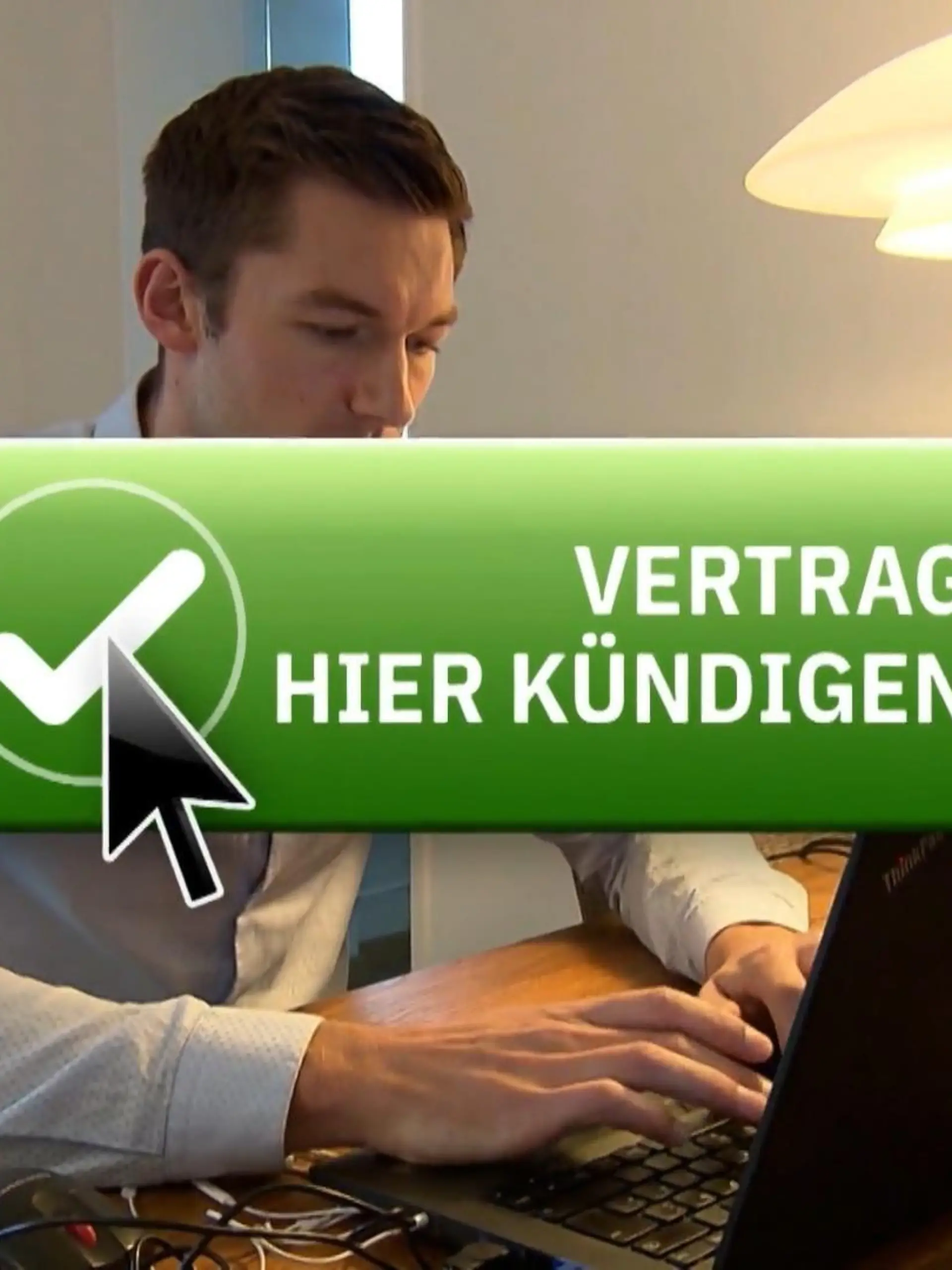 Seit Juli 2022 ist der Kündigungsbutton auf Onlineseiten Pflicht: Kundinnen und Kunden, die Verträge über das Internet abschließen, sollen diese leichter kündigen können. Doch eine Überprüfung der Verbraucherzentrale Bayern hat ergeben: Viele Unternehmen verhindern immer noch eine einfache Kündigung mit miesen Tricks.