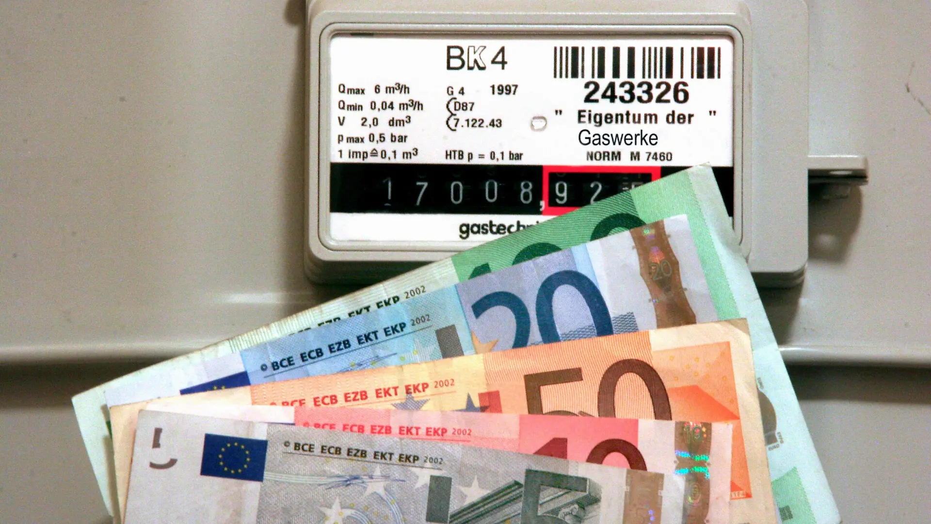 Bildnummer: 53418167  Datum: 15.11.2008  Copyright: imago/blickwinkel
Gaszaehler und Euroscheine, Symbolbild Gasrechnung gas meter and euro bank notes BLWS188558 kbdig 2008 quer Querformat Gaszaehler Gasruhr Gasuhren Gasverbrauch Gasverschwendung messen messend Messung Wirtschaft Geldwirtschaft Geld Bargeld Geldschein Geldscheine Banknote Banknoten Zahl Zahlen Symbolbild Symbolbilder Symbol Symbole Symbolik symbolisch Sinnbild sinnbildlich Lebenshaltungskosten Nebenkosten zweite Miete Wohnungskosten Preis Preise Preisanstieg Kosten Kostensteigerung  ansteigen Anstieg teurer werden teurer Gaspreis Gaspreise Energieverbrauch Energiewirtschaft horizontal format gas meter gas meters measuring measurement economy finance money cash currency banknotes number numbers symbol picture symbol pictures symbols symbolism symbolisms symbolic cost of living costs of living cost-of-living costs-of-living living costs living expenses utilities price prices price increase cost costs energy consumption energy use power consumption energy industry power industry

Bildnummer 53418167 Date 15 11 2008 Copyright Imago Angle Gas and Euro notes Symbol image Gas bill Gas Metres and Euro Bank Notes BLWS188558 Kbdig 2008 horizontal Landscape Gas Gasruhr Gasuhren Gas Gasverschwendung trade Fairs measuring Measurement Economy Money economy Money Cash Money Cash receipts Banknote Banknotes Number figures Symbol image Symbol Pictures symbol Symbols Symbolism symbolic Emblem symbolically Cost of living In addition to costs Second Rent Housing costs Prize Prices Price increase Costs Cost increase rise Increase expensive will expensive Gas price Gas prices Energy consumption Energy industry horizontally Format Gas Metres Gas METERS measuring measurement Economy Finance Money Cash Currency banknotes Number Numbers symbol Picture symbol Pictures Symbol Symbolism symbolism  Cost of Living Costs of Living Cost of Living Costs of Living Living Costs Living expenses Utilities Price Prices Price Increase Cost Costs Energy Consumption Energy Use Power Consumption Energy Industry Power Industry 