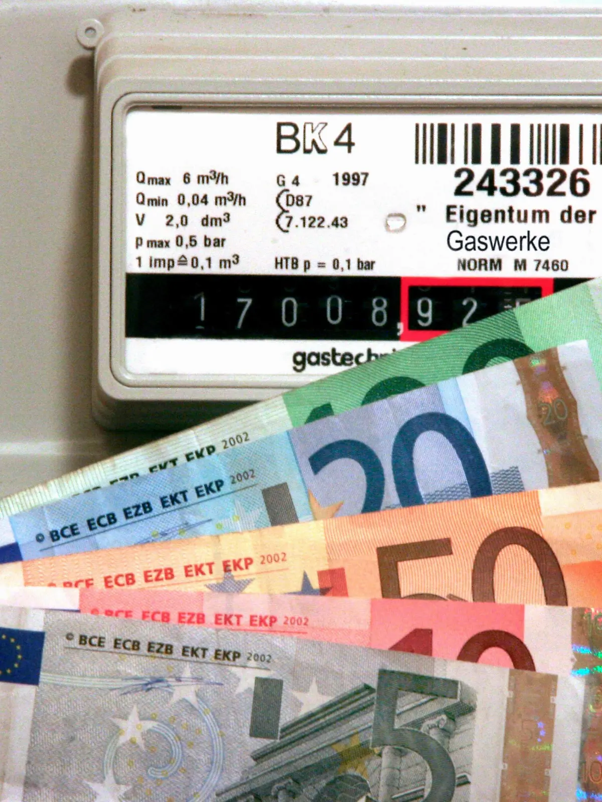 Bildnummer: 53418167  Datum: 15.11.2008  Copyright: imago/blickwinkel
Gaszaehler und Euroscheine, Symbolbild Gasrechnung gas meter and euro bank notes BLWS188558 kbdig 2008 quer Querformat Gaszaehler Gasruhr Gasuhren Gasverbrauch Gasverschwendung messen messend Messung Wirtschaft Geldwirtschaft Geld Bargeld Geldschein Geldscheine Banknote Banknoten Zahl Zahlen Symbolbild Symbolbilder Symbol Symbole Symbolik symbolisch Sinnbild sinnbildlich Lebenshaltungskosten Nebenkosten zweite Miete Wohnungskosten Preis Preise Preisanstieg Kosten Kostensteigerung  ansteigen Anstieg teurer werden teurer Gaspreis Gaspreise Energieverbrauch Energiewirtschaft horizontal format gas meter gas meters measuring measurement economy finance money cash currency banknotes number numbers symbol picture symbol pictures symbols symbolism symbolisms symbolic cost of living costs of living cost-of-living costs-of-living living costs living expenses utilities price prices price increase cost costs energy consumption energy use power consumption energy industry power industry

Bildnummer 53418167 Date 15 11 2008 Copyright Imago Angle Gas and Euro notes Symbol image Gas bill Gas Metres and Euro Bank Notes BLWS188558 Kbdig 2008 horizontal Landscape Gas Gasruhr Gasuhren Gas Gasverschwendung trade Fairs measuring Measurement Economy Money economy Money Cash Money Cash receipts Banknote Banknotes Number figures Symbol image Symbol Pictures symbol Symbols Symbolism symbolic Emblem symbolically Cost of living In addition to costs Second Rent Housing costs Prize Prices Price increase Costs Cost increase rise Increase expensive will expensive Gas price Gas prices Energy consumption Energy industry horizontally Format Gas Metres Gas METERS measuring measurement Economy Finance Money Cash Currency banknotes Number Numbers symbol Picture symbol Pictures Symbol Symbolism symbolism  Cost of Living Costs of Living Cost of Living Costs of Living Living Costs Living expenses Utilities Price Prices Price Increase Cost Costs Energy Consumption Energy Use Power Consumption Energy Industry Power Industry 