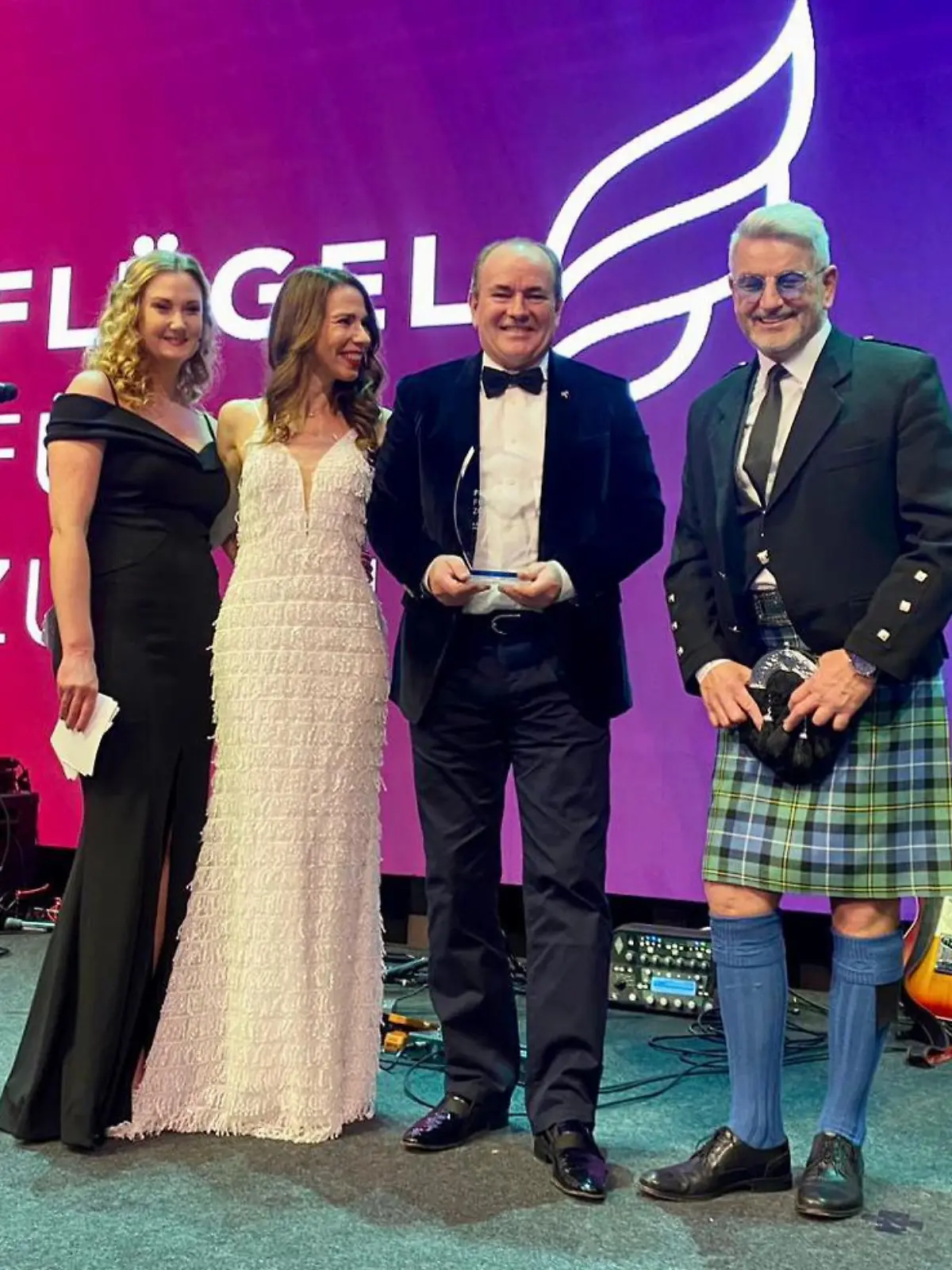 Wolfram Kons, John McGurk und Teilnehmerinnen der Childrens Charity Gala