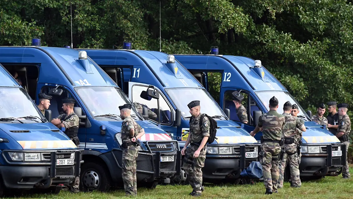 Disparition de Lina PHOTOPQR/DNA/Franck DELHOMME  Saint-Blaise-la-Roche  28/09/2023  Arrivée des gendarmes à l étang du Breux. A Saint-Blaise-la-Roche le 28 septembre 2023 Disparition de Lina Saint Blaise la Roche, France, sept 28th 2023. news seraches for Lina, 15, who disappered on saturday morning Saint-Blaise-la-Roche Bas-Rhin Alsace France PUBLICATIONxNOTxINxFRAxBELxSUIxUK Copyright: xPHOTOPQR/DNA/MAXPPPxFranckxDELHOMMEx 20230928DNA6173 20230928DNA6173