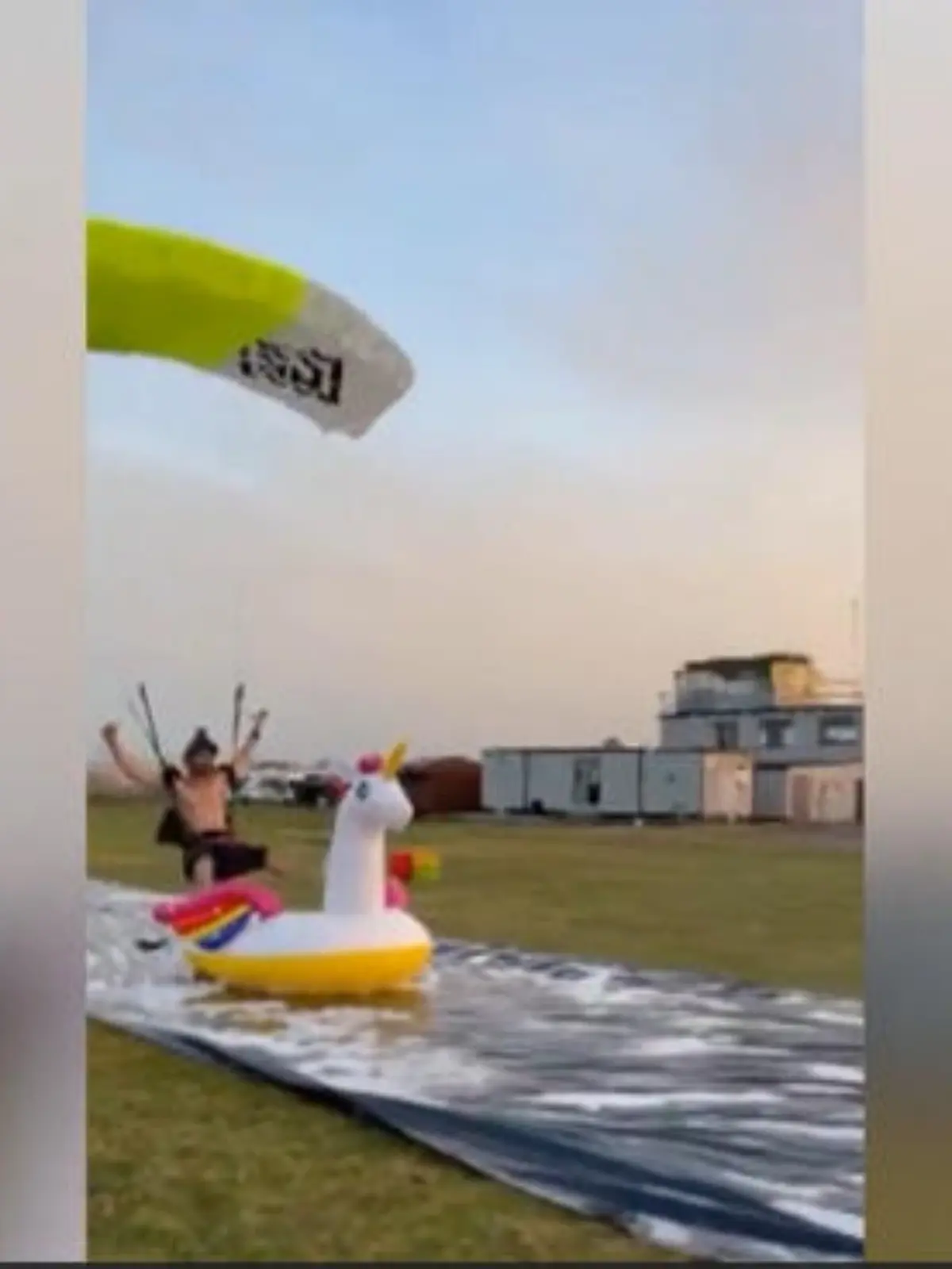 Bei einem Skydiving-Contest in England geht es alles andere als normal zu. Der Tscheche Jan Zackl probiert eine Landung der etwas anderen Art. 
Den rutschigen Stunt sehen Sie im Video