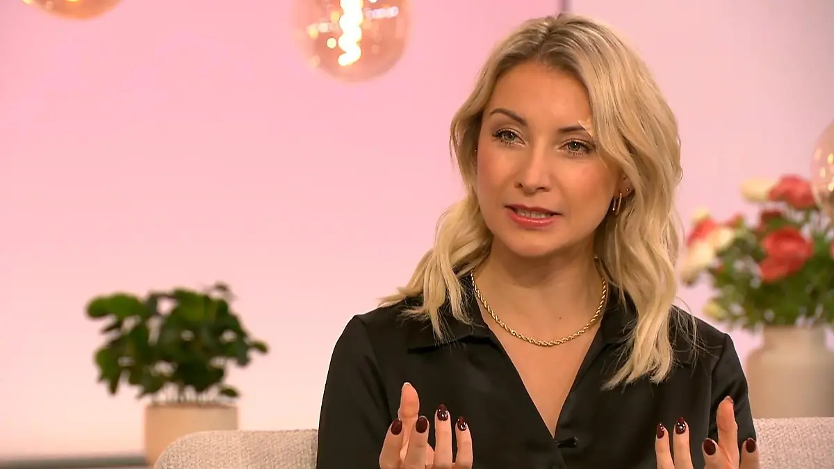 Anna-Carina Woitschack sieht sich selbst als Loyale Im Spiel nicht so geeignet und ist daher mit ihrer Verräterinnen-Rolle bei „Die Verräter - Vertraue Niemandem!“ sehr zufrieden.