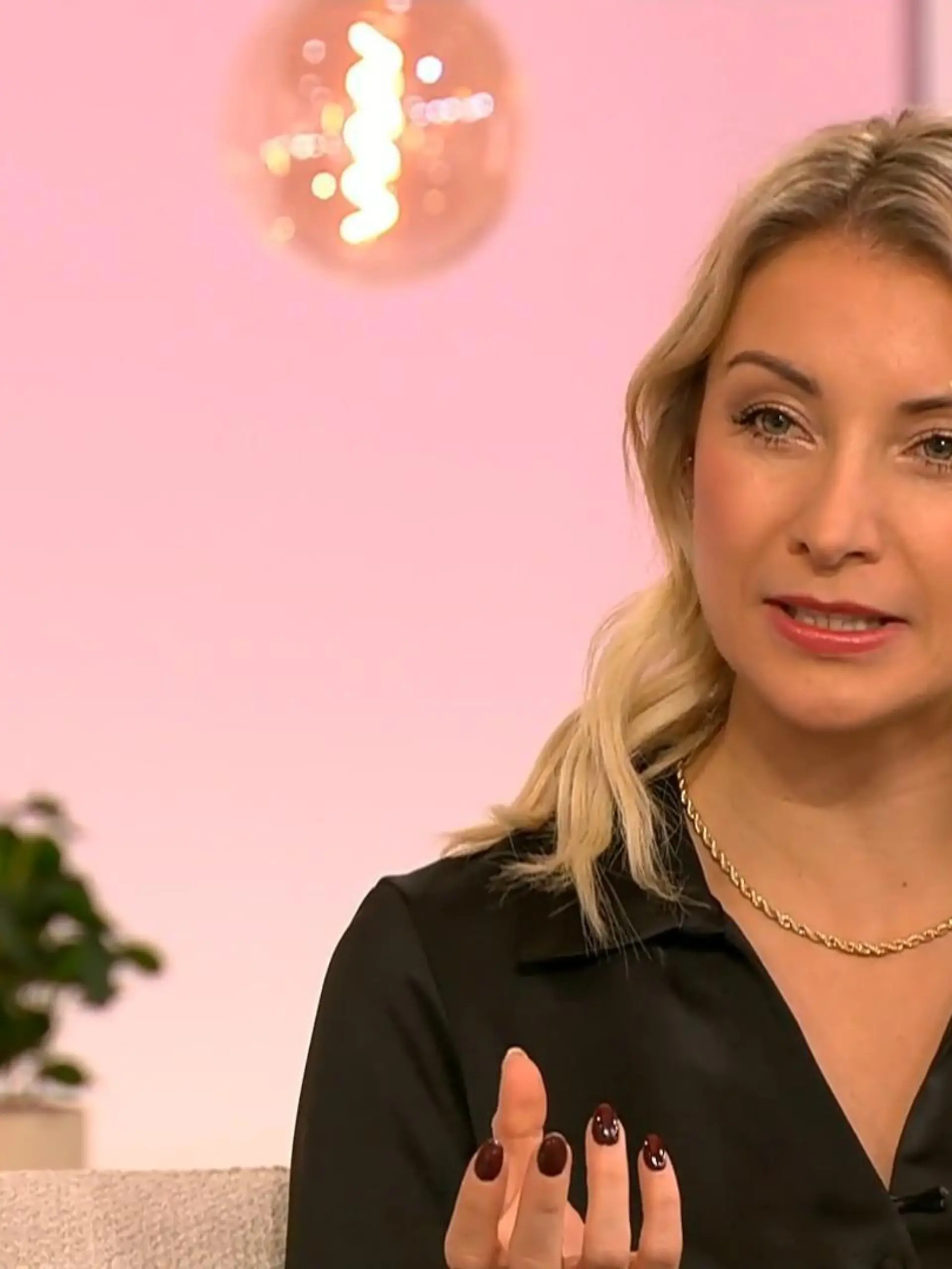 Anna-Carina Woitschack sieht sich selbst als Loyale Im Spiel nicht so geeignet und ist daher mit ihrer Verräterinnen-Rolle bei „Die Verräter - Vertraue Niemandem!“ sehr zufrieden.