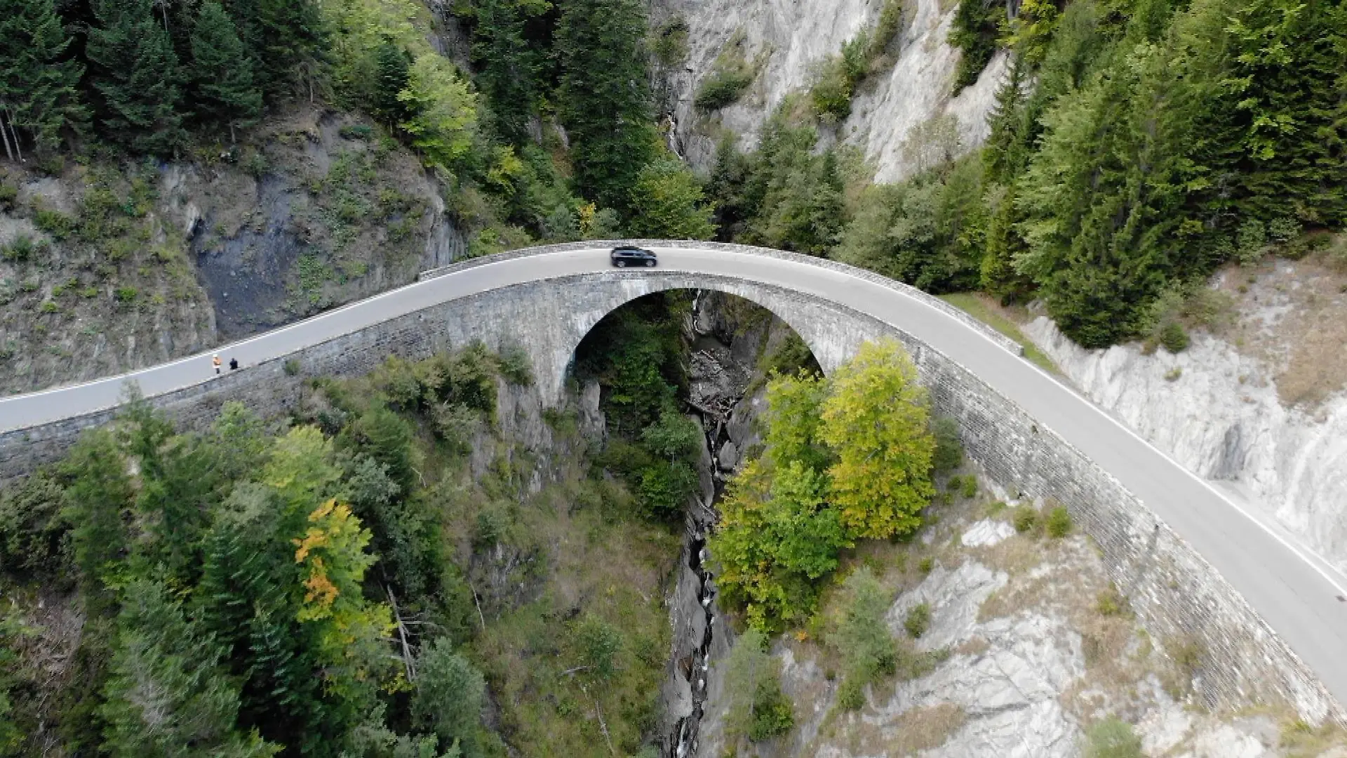 30.09.2023, Österreich, Au: Die Absturzstelle auf der Großtobelbrücke bei Au in Vorarlberg in Österreich. Hier hat eine deutsche Motorradfahrerin aus Baden-Württemberg einen Sturz in eine 45 Meter tiefe Schlucht überlebt. Wie die Polizei mitteilte, kam die 53-Jährige bei dem Unfall am Freitag, 29.09.2023 mit leichten Verletzungen davon. (zu dpa Österreich: Deutsche Motorradfahrerin überlebt Sturz in Schlucht) Foto: Maurice Shourot/APA/dpa +++ dpa-Bildfunk +++