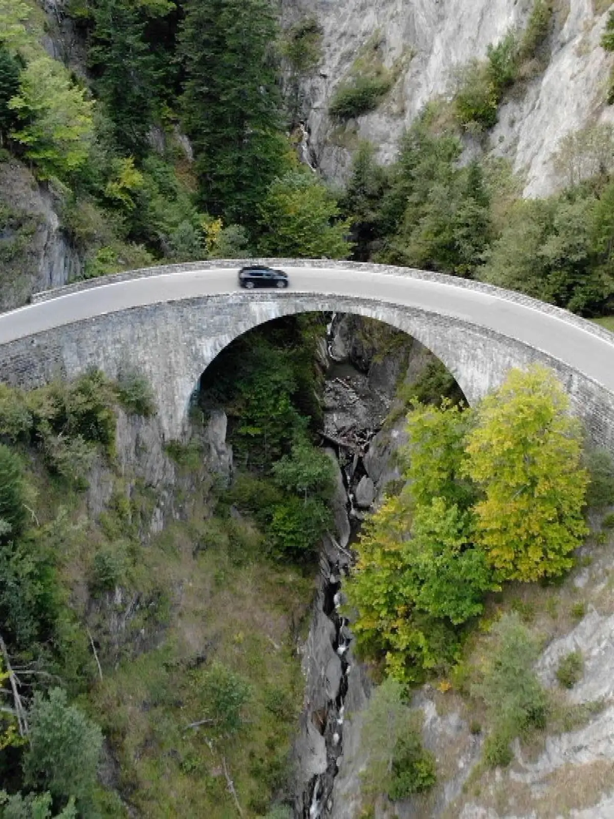 30.09.2023, Österreich, Au: Die Absturzstelle auf der Großtobelbrücke bei Au in Vorarlberg in Österreich. Hier hat eine deutsche Motorradfahrerin aus Baden-Württemberg einen Sturz in eine 45 Meter tiefe Schlucht überlebt. Wie die Polizei mitteilte, kam die 53-Jährige bei dem Unfall am Freitag, 29.09.2023 mit leichten Verletzungen davon. (zu dpa Österreich: Deutsche Motorradfahrerin überlebt Sturz in Schlucht) Foto: Maurice Shourot/APA/dpa +++ dpa-Bildfunk +++