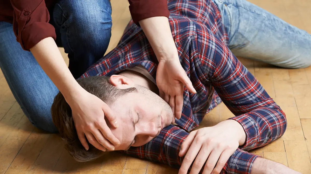 Frau legt Mann in stabile Seitenlage