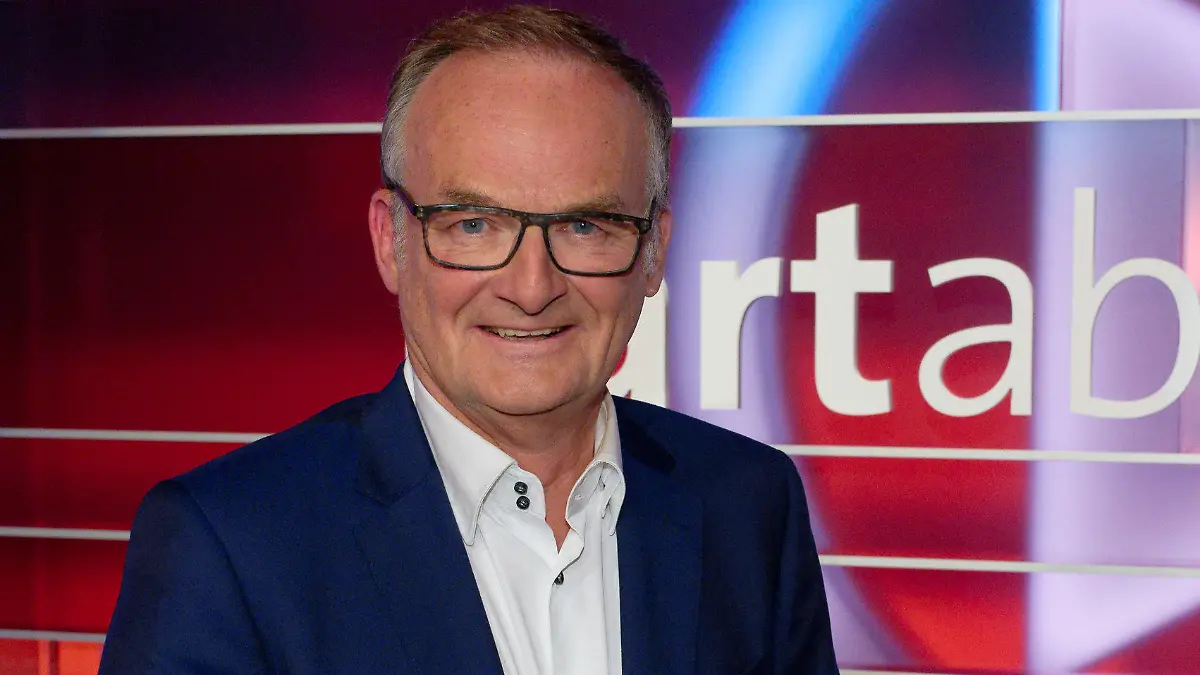 ARCHIV - 31.10.2022, Nordrhein-Westfalen, Köln: Der Moderator Frank Plasberg steht nach einer Live-Produktion der Diskussionssendung "hart aber fair" im Studio (Zu dpa: «Das letzte «hart aber fair» mit Frank Plasberg») Foto: Henning Kaiser/dpa +++ dpa-Bildfunk +++