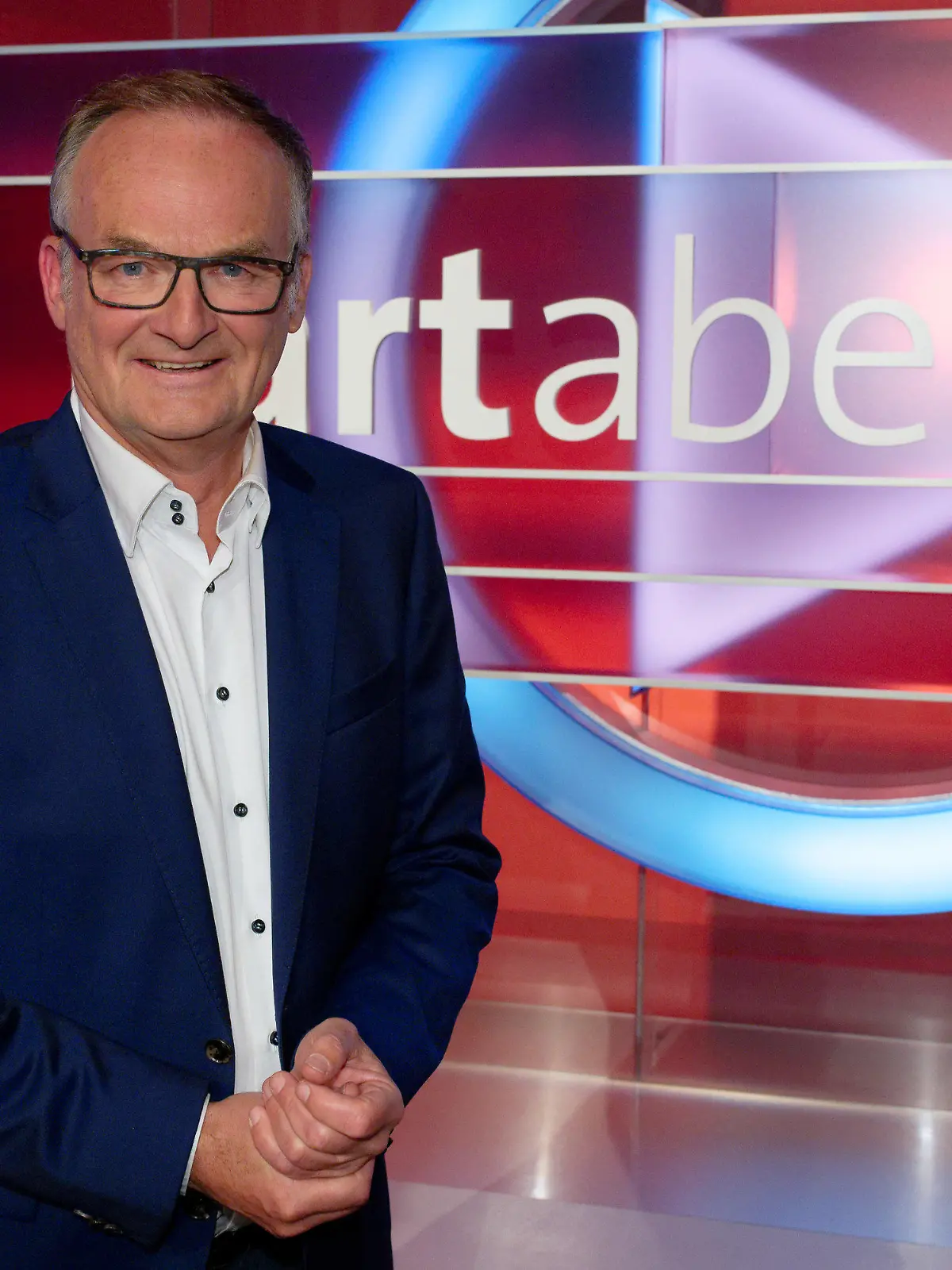 ARCHIV - 31.10.2022, Nordrhein-Westfalen, Köln: Der Moderator Frank Plasberg steht nach einer Live-Produktion der Diskussionssendung "hart aber fair" im Studio (Zu dpa: «Das letzte «hart aber fair» mit Frank Plasberg») Foto: Henning Kaiser/dpa +++ dpa-Bildfunk +++