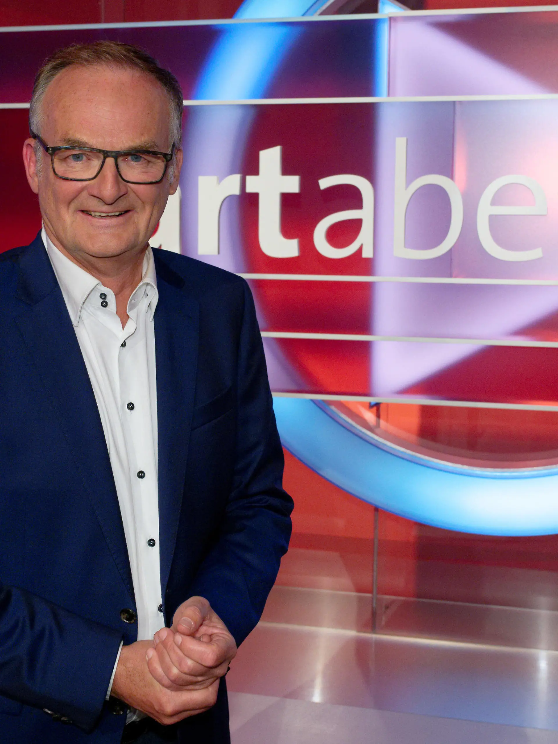 ARCHIV - 31.10.2022, Nordrhein-Westfalen, Köln: Der Moderator Frank Plasberg steht nach einer Live-Produktion der Diskussionssendung "hart aber fair" im Studio (Zu dpa: «Das letzte «hart aber fair» mit Frank Plasberg») Foto: Henning Kaiser/dpa +++ dpa-Bildfunk +++