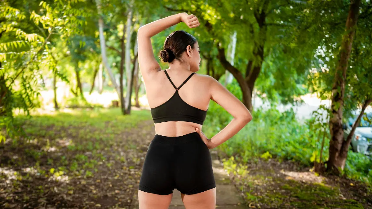 Sportliche Frau macht Dehnungsübungen vor dem Laufen. Athleten Mädchen Stretching Arme vor dem Laufen. Konzept der körperlichen Aktivität und gesundes Leben, Sportler Mädchen tun Aufwärmübungen in einem Park *** sporty Woman makes Stretching exercises before the running Athletes Girls Stretching Arms before the running Concept the physical Activity and Healthy Life, Athletes Girls TUN Warm-up exercises in a Park Copyright: imageBROKER/IsaixHernandez ibxiih08766217.jpg ,model released, Symbolfoto ,property released Bitte beachten Sie die gesetzlichen Bestimmungen des deutschen Urheberrechtes hinsichtlich der Namensnennung des Fotografen im direkten Umfeld der Veröffentlichung!