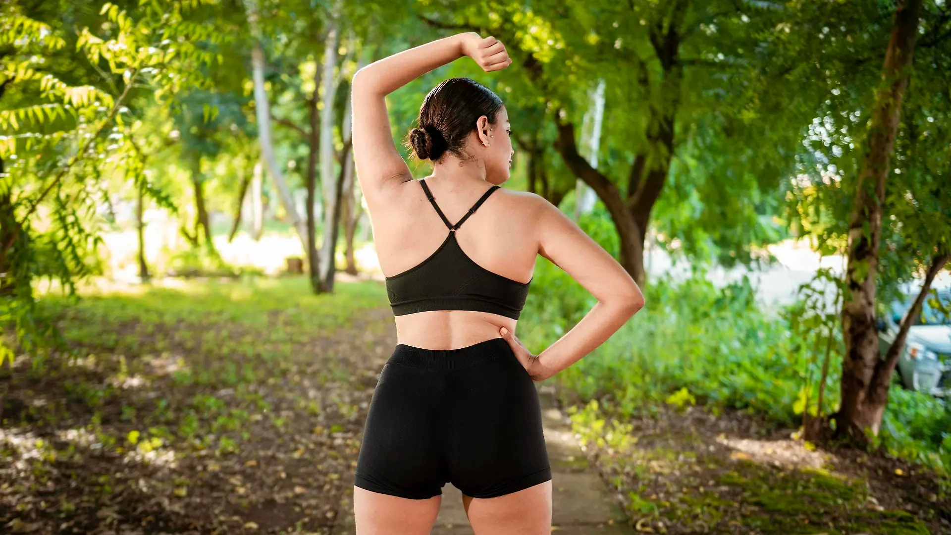 Sportliche Frau macht Dehnungsübungen vor dem Laufen. Athleten Mädchen Stretching Arme vor dem Laufen. Konzept der körperlichen Aktivität und gesundes Leben, Sportler Mädchen tun Aufwärmübungen in einem Park *** sporty Woman makes Stretching exercises before the running Athletes Girls Stretching Arms before the running Concept the physical Activity and Healthy Life, Athletes Girls TUN Warm-up exercises in a Park Copyright: imageBROKER/IsaixHernandez ibxiih08766217.jpg ,model released, Symbolfoto ,property released Bitte beachten Sie die gesetzlichen Bestimmungen des deutschen Urheberrechtes hinsichtlich der Namensnennung des Fotografen im direkten Umfeld der Veröffentlichung!