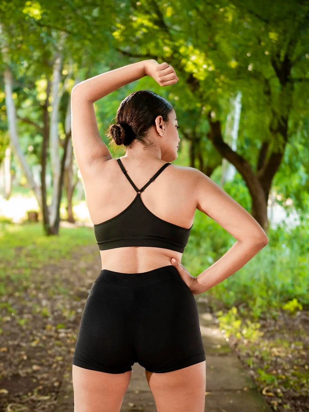 Sportliche Frau macht Dehnungsübungen vor dem Laufen. Athleten Mädchen Stretching Arme vor dem Laufen. Konzept der körperlichen Aktivität und gesundes Leben, Sportler Mädchen tun Aufwärmübungen in einem Park *** sporty Woman makes Stretching exercises before the running Athletes Girls Stretching Arms before the running Concept the physical Activity and Healthy Life, Athletes Girls TUN Warm-up exercises in a Park Copyright: imageBROKER/IsaixHernandez ibxiih08766217.jpg ,model released, Symbolfoto ,property released Bitte beachten Sie die gesetzlichen Bestimmungen des deutschen Urheberrechtes hinsichtlich der Namensnennung des Fotografen im direkten Umfeld der Veröffentlichung!