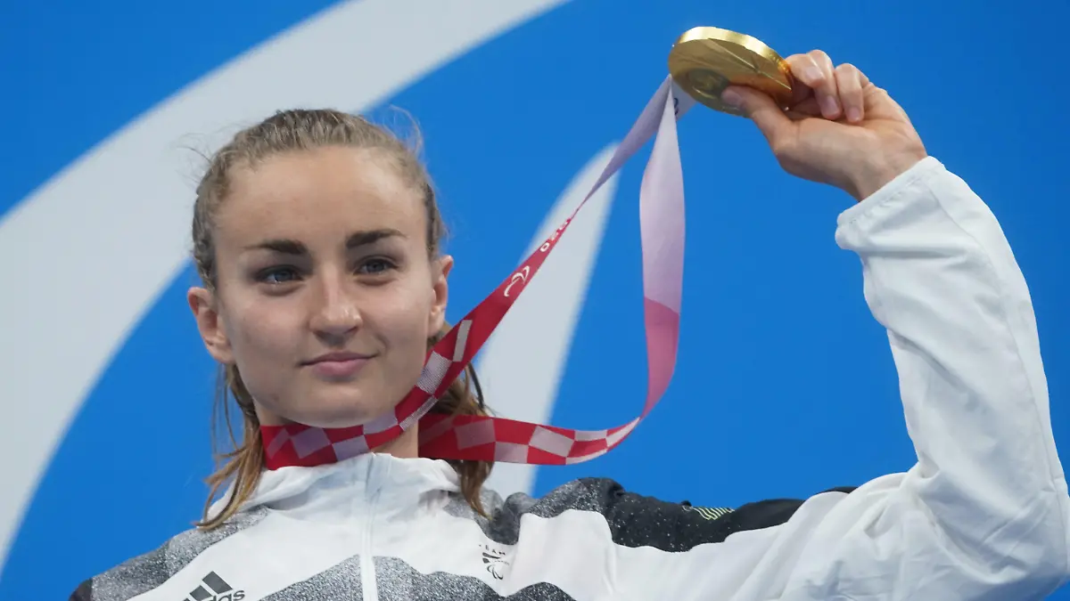 ARCHIV - 01.09.2021, NA, Berlin: Elena Semechin (geb. Krawzow) feiert ihre Goldmedaille über 100 Meter Brust bei den Paralympics in Tokio.  (zu dpa: «Para-Schwimmerin Semechin warnt vor Mittelkürzungen im Sport») Foto: Marcus Brandt/dpa +++ dpa-Bildfunk +++