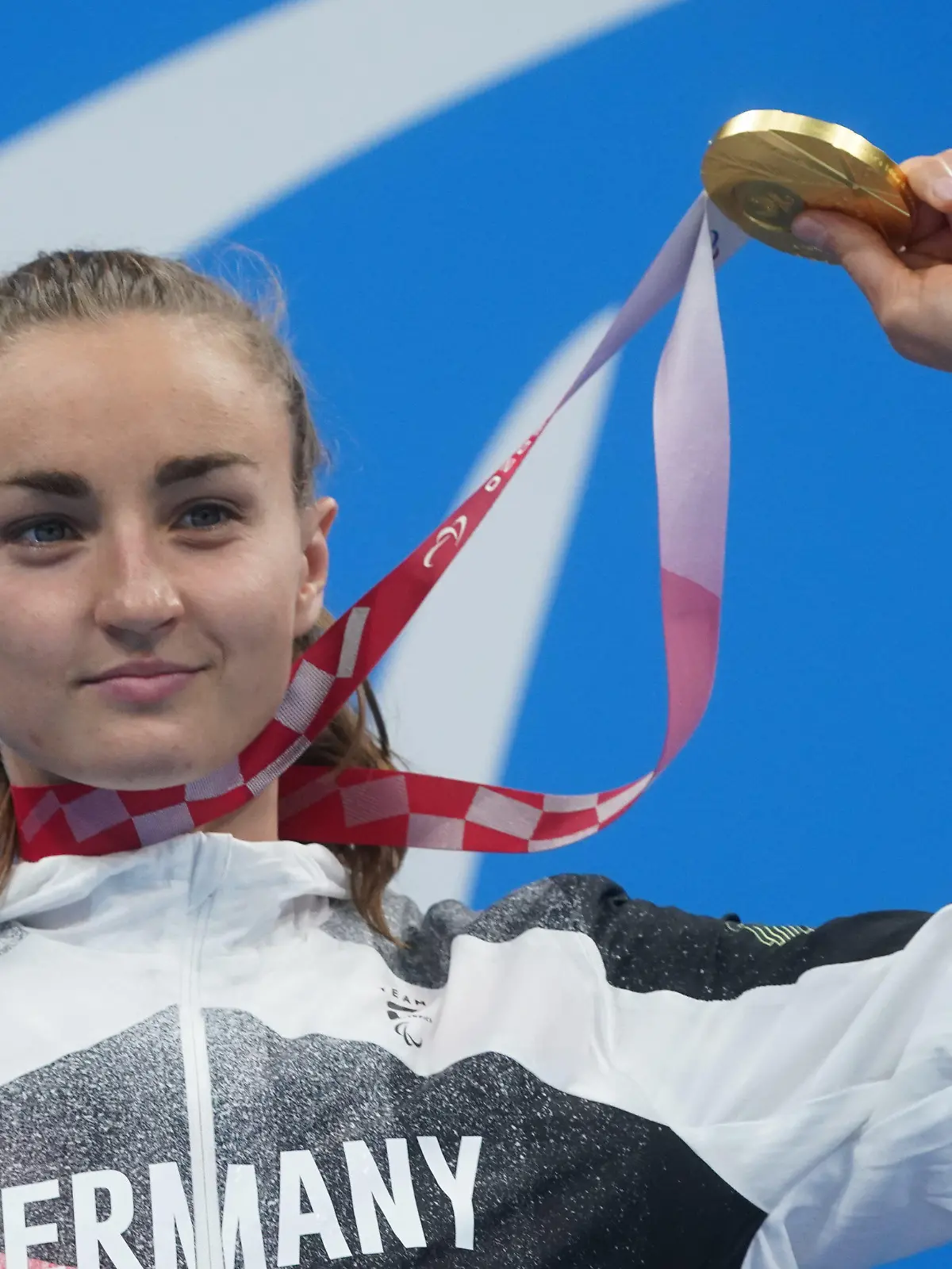 ARCHIV - 01.09.2021, NA, Berlin: Elena Semechin (geb. Krawzow) feiert ihre Goldmedaille über 100 Meter Brust bei den Paralympics in Tokio.  (zu dpa: «Para-Schwimmerin Semechin warnt vor Mittelkürzungen im Sport») Foto: Marcus Brandt/dpa +++ dpa-Bildfunk +++