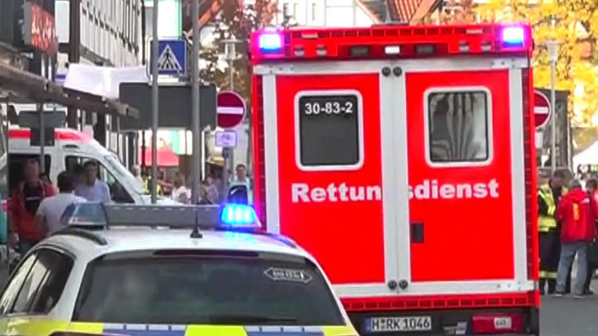 30.09.2023, Niedersachsen, Burgdorf: Ein Krankenwagen und die Polizei sind am Rande eines Volkslaufes im Einsatz. Hornissen haben Läufer eines Volkslaufes in Burgdorf angegriffen und verletzt. «Die Tiere wurden vermutlich durch Erschütterungen der Läufer aufgeschreckt», sagte ein Feuerwehrmann. Foto: -/TNN/dpa +++ dpa-Bildfunk +++