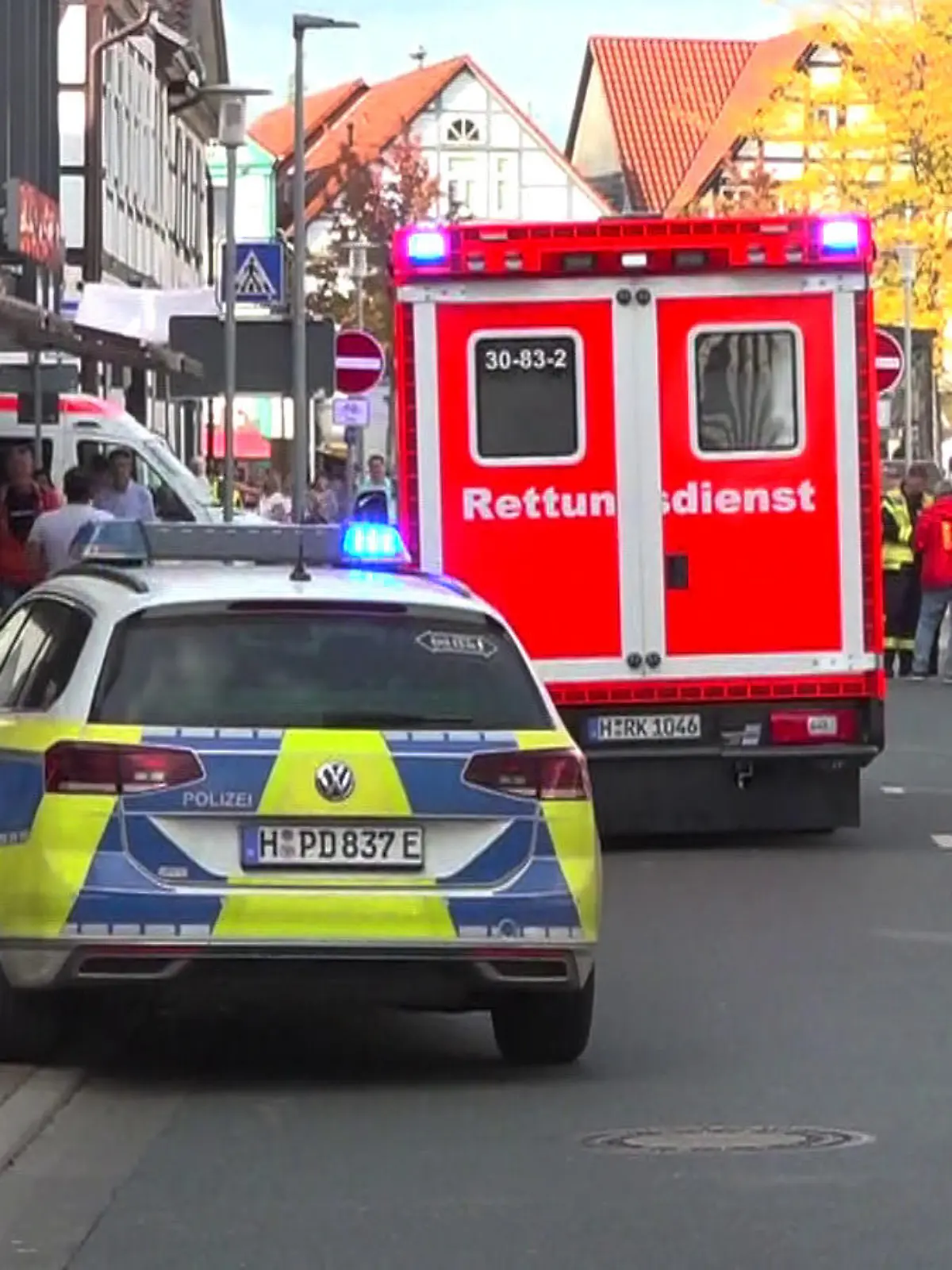 30.09.2023, Niedersachsen, Burgdorf: Ein Krankenwagen und die Polizei sind am Rande eines Volkslaufes im  Einsatz. Hornissen haben Läufer eines Volkslaufes in Burgdorf angegriffen und verletzt. «Die Tiere wurden vermutlich durch Erschütterungen der Läufer aufgeschreckt», sagte ein Feuerwehrmann. Foto: -/TNN/dpa +++ dpa-Bildfunk +++