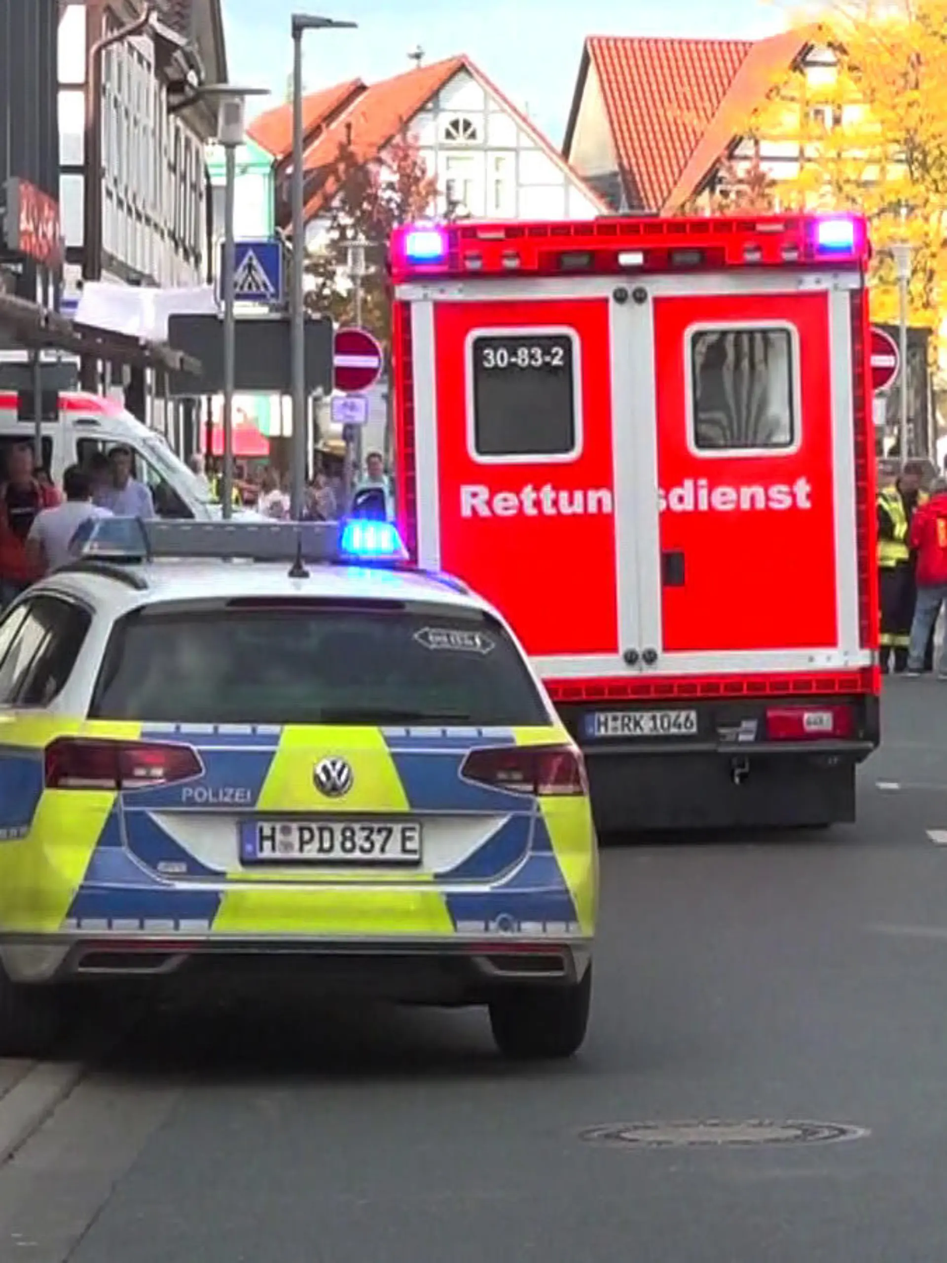 30.09.2023, Niedersachsen, Burgdorf: Ein Krankenwagen und die Polizei sind am Rande eines Volkslaufes im  Einsatz. Hornissen haben Läufer eines Volkslaufes in Burgdorf angegriffen und verletzt. «Die Tiere wurden vermutlich durch Erschütterungen der Läufer aufgeschreckt», sagte ein Feuerwehrmann. Foto: -/TNN/dpa +++ dpa-Bildfunk +++