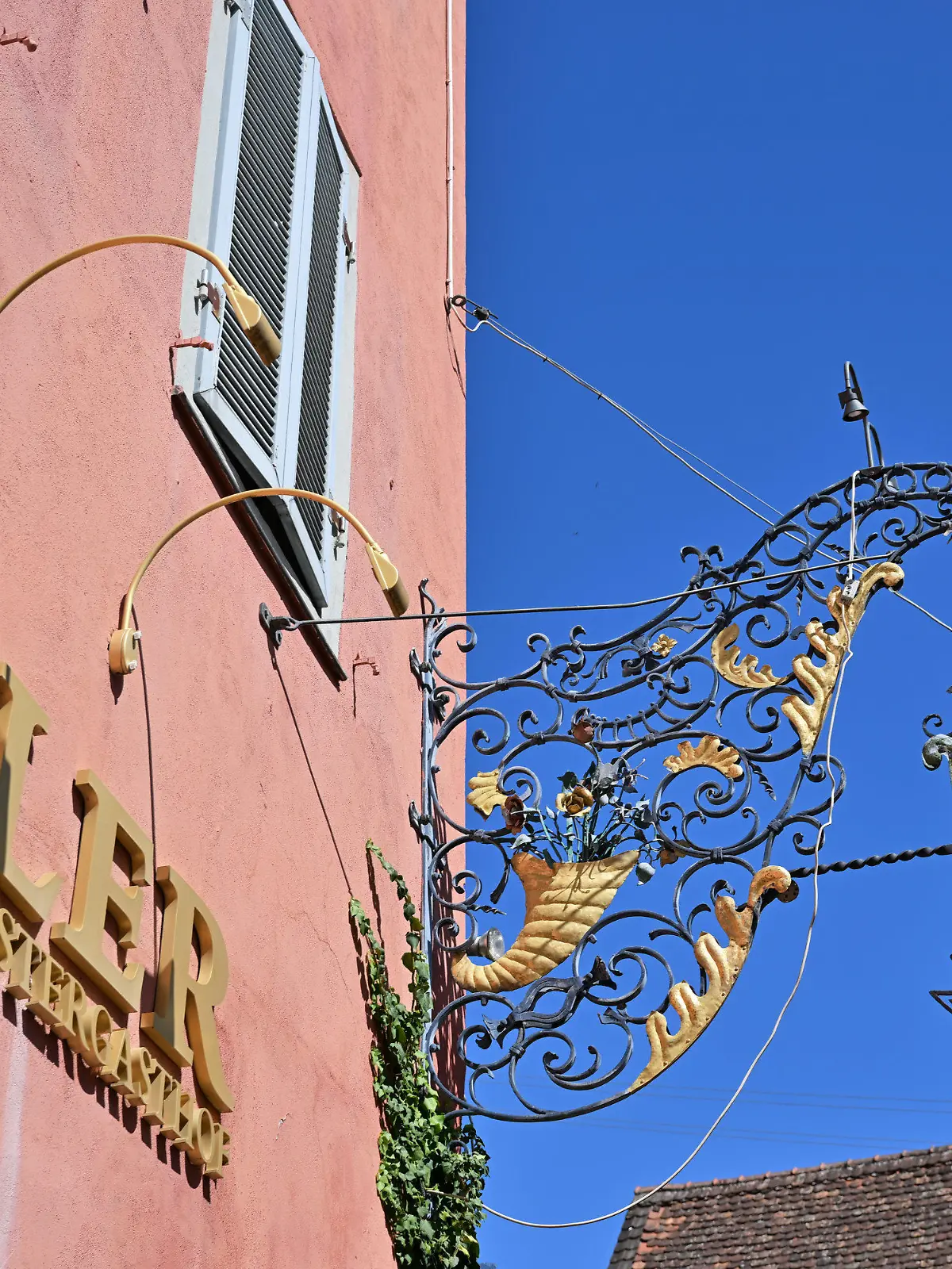 PRODUKTION - 03.08.2023, Baden-Württemberg, Sipplingen Am Bodensee: Das ehemalige Hotel Adler samt Klostergasthof steht nur wenige hundert Meter vom Rathaus entfernt. In der Hochphase der Flüchtlingswelle 2015 hat der Bodenseekreis ein Hotel für Geflüchtete angemietet - dort hat aber nie jemand gewohnt. Foto: Felix Kästle/dpa +++ dpa-Bildfunk +++