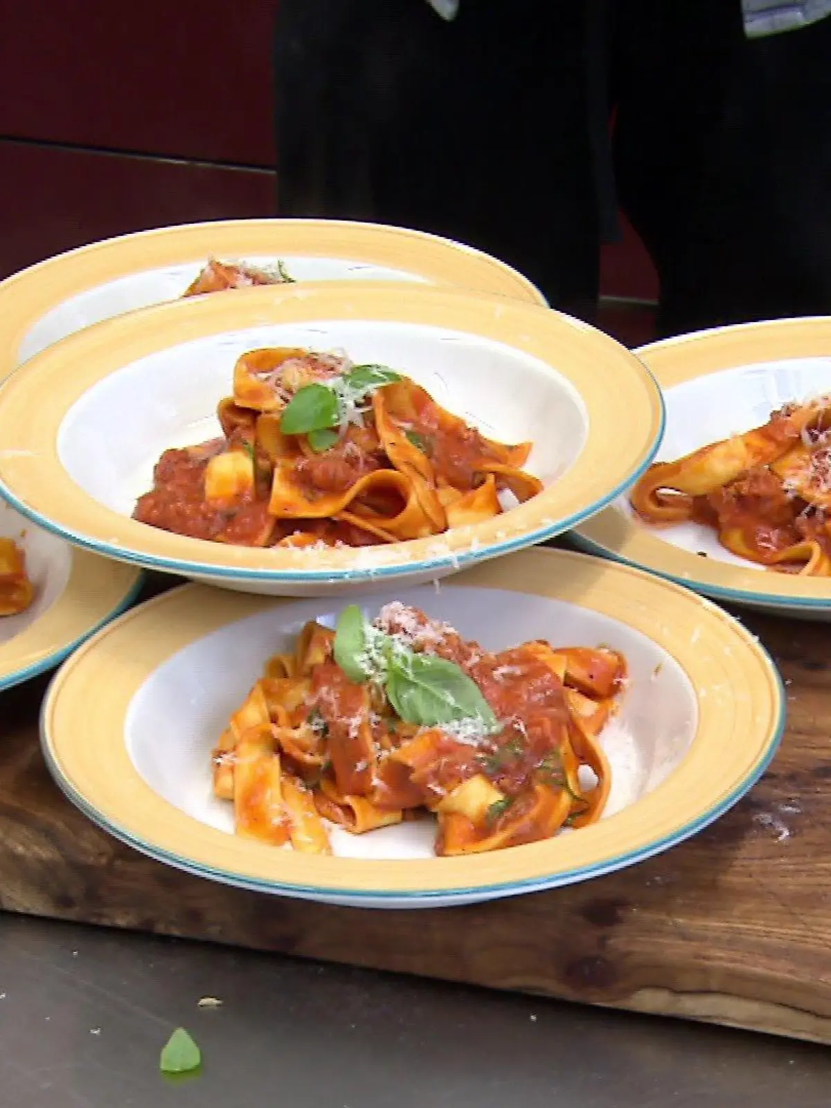 Jamie Oliver kocht neues Rezept "Wurst-Pappardelle" in nur einer Pfanne.