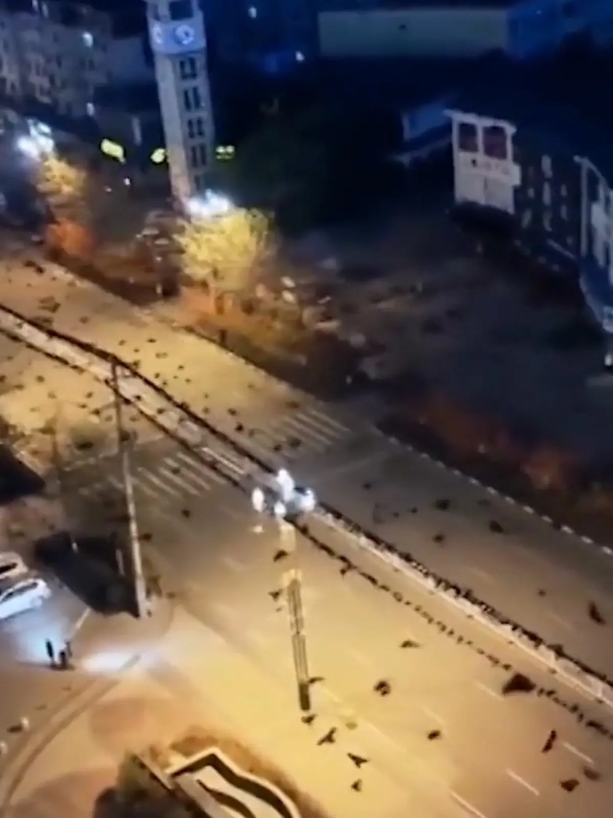 Bei diesen Bildern muss man erstmal schlucken! Die 4 Millionen-Stadt Lanzhou in China ist komplett besetzt – und zwar mit Krähen! Durch die strengen Corona-Auflagen ist die Gegend zu einer Geisterstadt mutiert: Ausgangssperre und strenge Beobachtung der Wohnungstüren! Kein Ausgang für die Menschen, dafür aber freie Bahn für die Krähen. Die schaurigen Bilder sehen Sie im Video.
