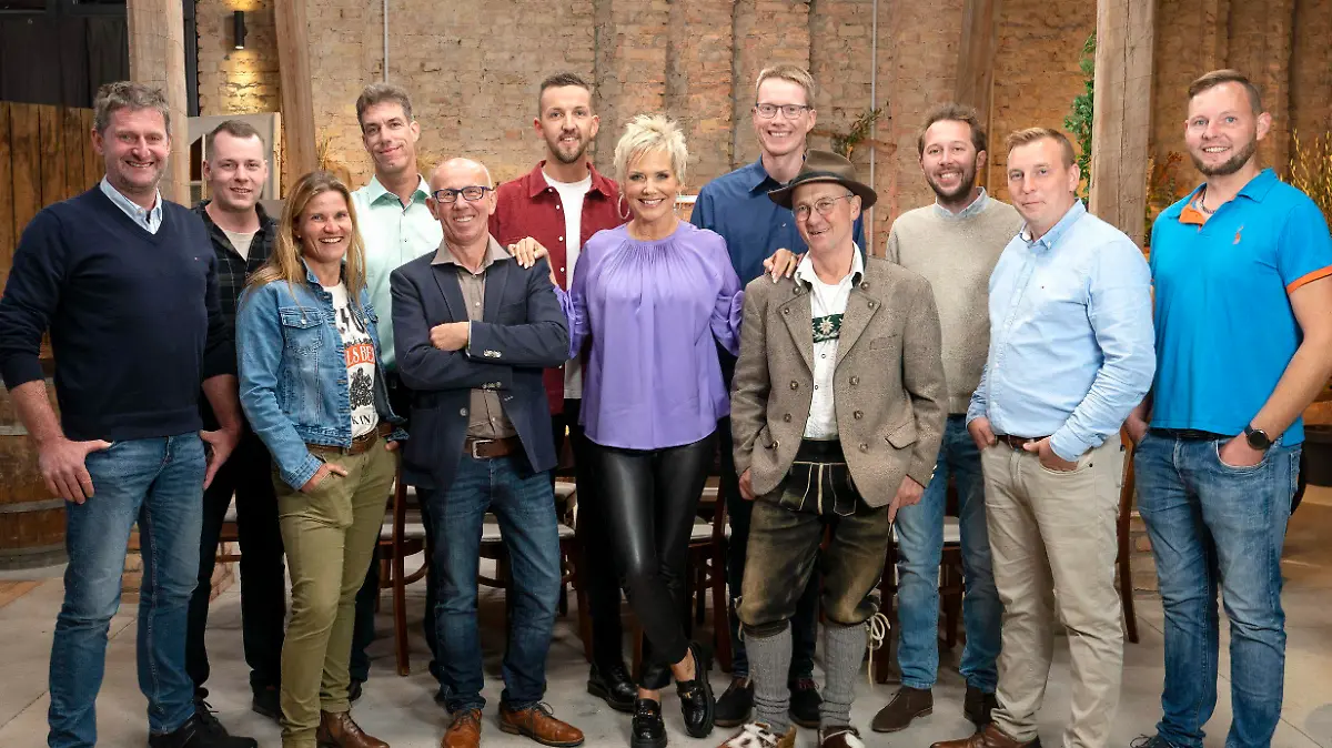 Heute steigt das große Finale! Dazu hat Inka alle Paare und Singles eingeladen. v.l.: Michael N. (52), Max (26), Loretta (32), Jörg (49), Theo (58), Michael K. (28), Moderatorin Inka Bause, Maik (30), Martin (56), Arne (31), Ulf (31), Erik (31) - nicht auf dem Foto: Tade (26)

+++ Die Verwendung des sendungsbezogenen Materials ist nur mit dem Hinweis und Verlinkung auf RTL+ gestattet. +++