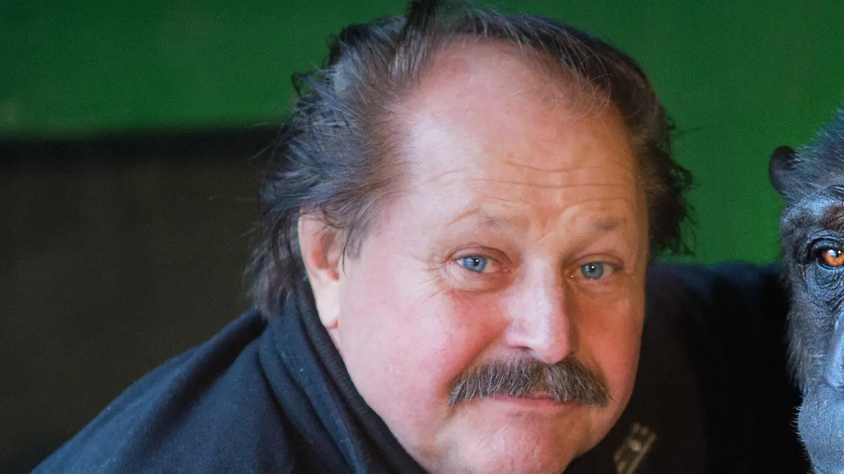 ARCHIV - Zirkusdirektor Klaus Köhler (l) und Schimpanse Robby sitzen am 03.12.2015 in Robbys Gehege am Zirkus «Belly» in Celle (Niedersachsen). Um die zukünftige Unterbringung des wohl letzten Menschenaffen in einem deutschen Zirkus geht es am 27.04.2017 vor dem Verwaltungsgericht in Lüneburg. Foto: Julian Stratenschulte/dpa (zu dpa "Ein Leben im Zirkus - was wird aus Schimpanse Robby?" vom 27.04.2017) Foto: Julian Stratenschulte/dpa +++(c) dpa - Bildfunk+++