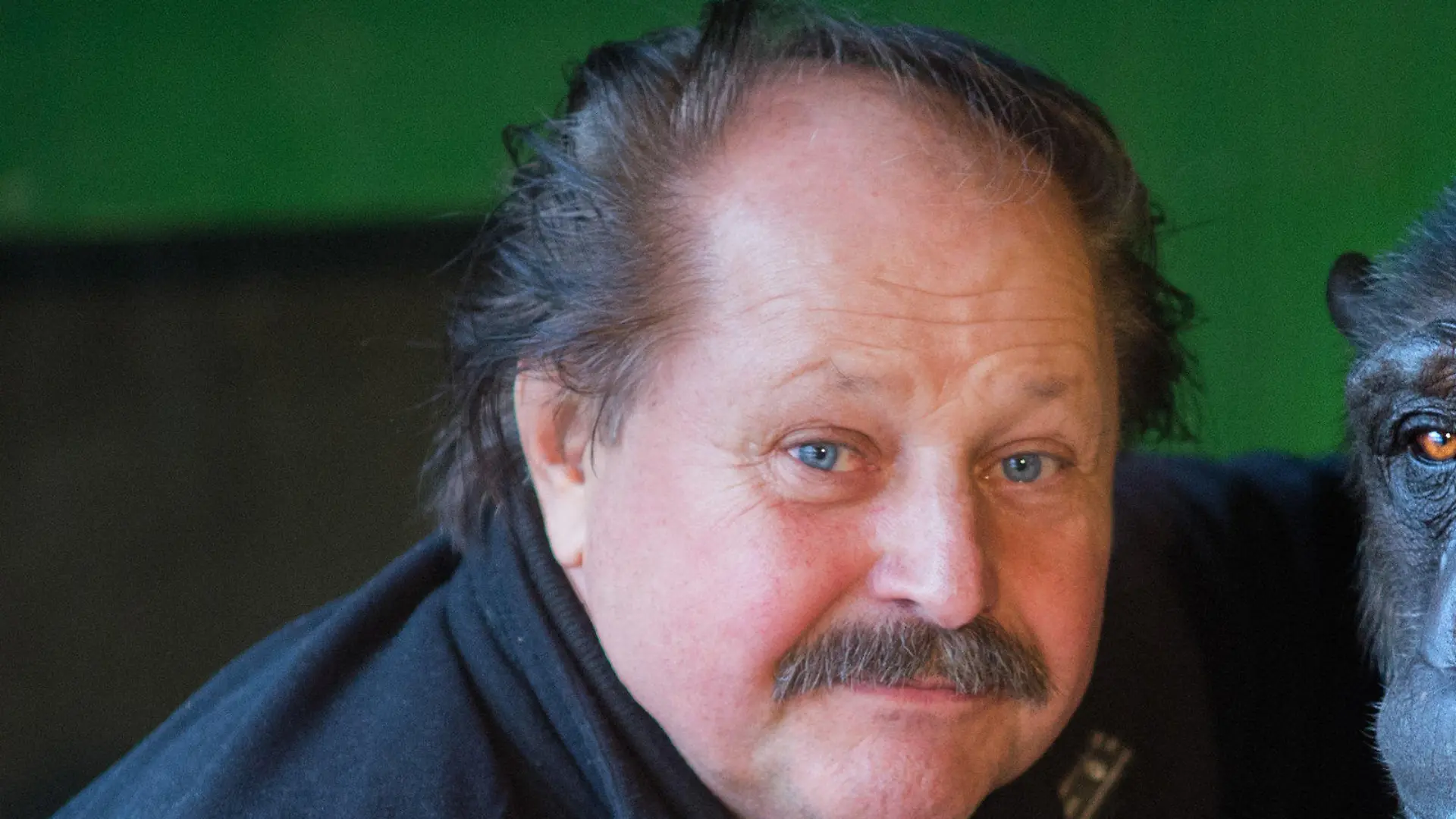 ARCHIV - Zirkusdirektor Klaus Köhler (l) und Schimpanse Robby sitzen am 03.12.2015 in Robbys Gehege am Zirkus «Belly» in Celle (Niedersachsen). Um die zukünftige Unterbringung des wohl letzten Menschenaffen in einem deutschen Zirkus geht es am 27.04.2017 vor dem Verwaltungsgericht in Lüneburg. Foto: Julian Stratenschulte/dpa (zu dpa "Ein Leben im Zirkus - was wird aus Schimpanse Robby?" vom 27.04.2017) Foto: Julian Stratenschulte/dpa +++(c) dpa - Bildfunk+++