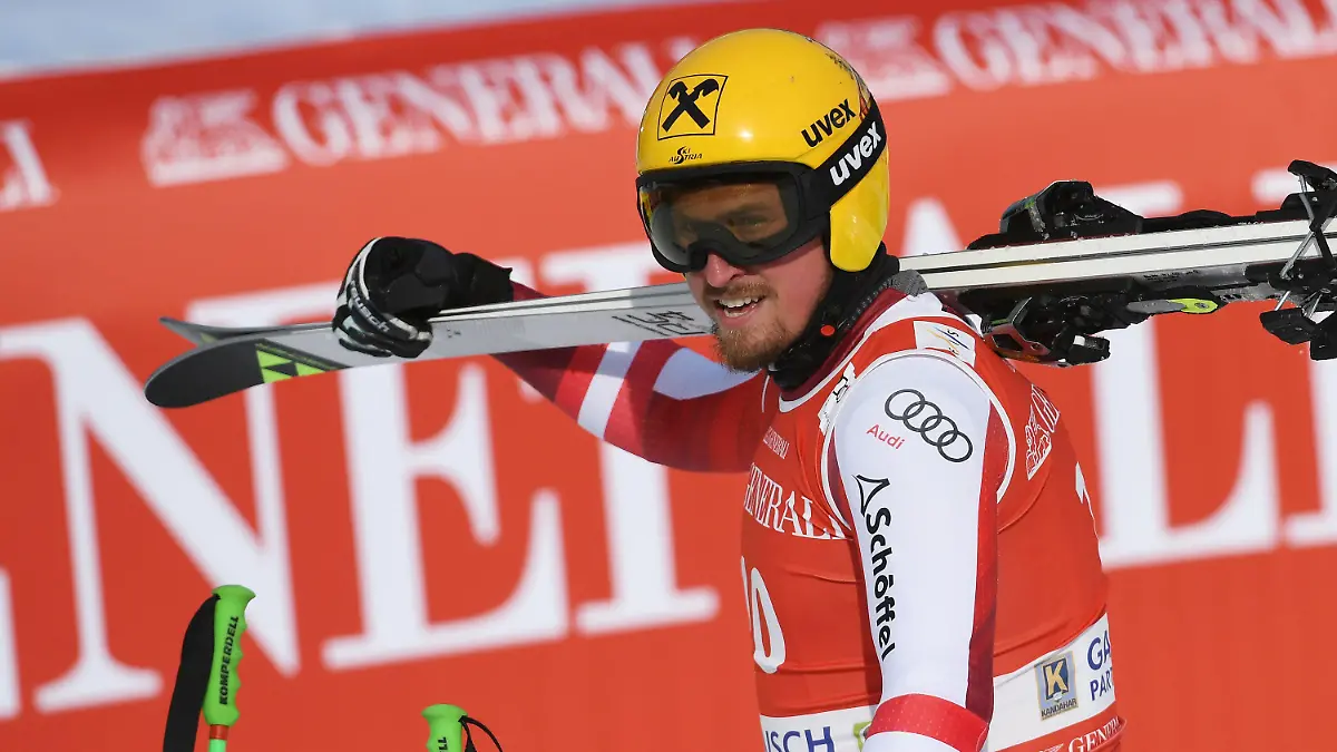 ARCHIV - 05.02.2021, Bayern, Garmisch-Partenkirchen: Ski alpin, Weltcup, Abfahrt, Herren: Max Franz aus Österreich nach der Abfahrt. Der 33-Jährige fällt nach einem schweren Trainingssturz für die neue Saison komplett aus. (zu dpa: «Saison-Aus für Österreicher Franz - Brüche an beiden Beinen») Foto: Angelika Warmuth/dpa +++ dpa-Bildfunk +++