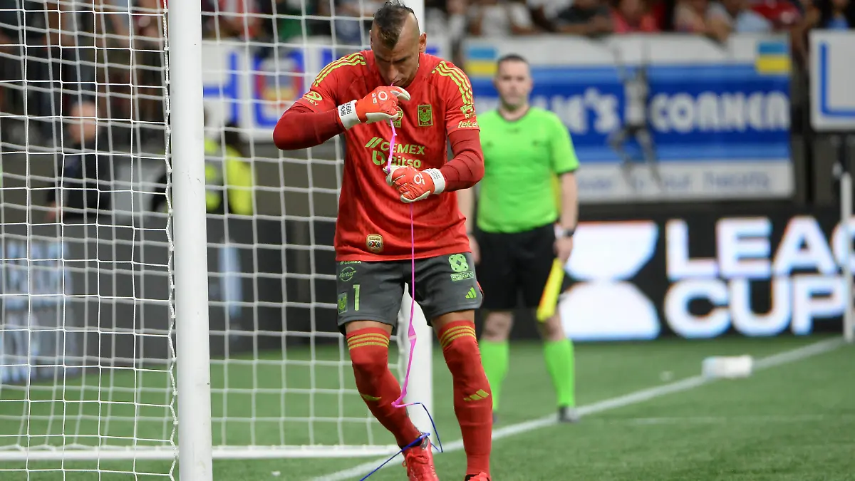 MLS, Fussball Herren, USA Leagues Cup-Club Tigres at Vancouver Whitecaps FC Aug 4, 2023 Vancouver, BC, CAN Club Tigres goalkeeper Nahuel Guzman 1 pulls out silly string prior to taking defending against a penalty shot during the penalty shootout against the Vancouver Whitecaps FC at BC Place. Vancouver BC Place BC CAN, EDITORIAL USE ONLY PUBLICATIONxINxGERxSUIxAUTxONLY Copyright: xAnne-MariexSorvinx 20230804_ams_as9_0057