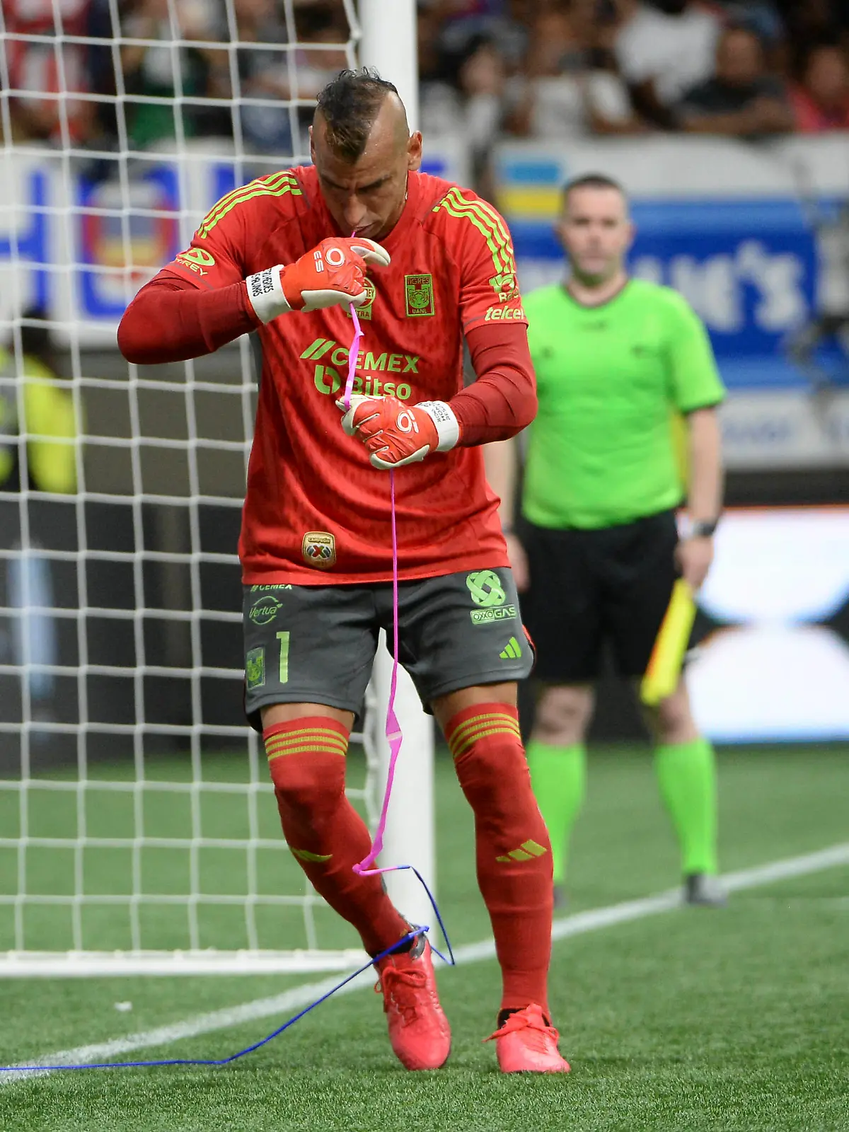 MLS, Fussball Herren, USA Leagues Cup-Club Tigres at Vancouver Whitecaps FC Aug 4, 2023 Vancouver, BC, CAN Club Tigres goalkeeper Nahuel Guzman 1 pulls out silly string prior to taking defending against a penalty shot during the penalty shootout against the Vancouver Whitecaps FC at BC Place. Vancouver BC Place BC CAN, EDITORIAL USE ONLY PUBLICATIONxINxGERxSUIxAUTxONLY Copyright: xAnne-MariexSorvinx 20230804_ams_as9_0057