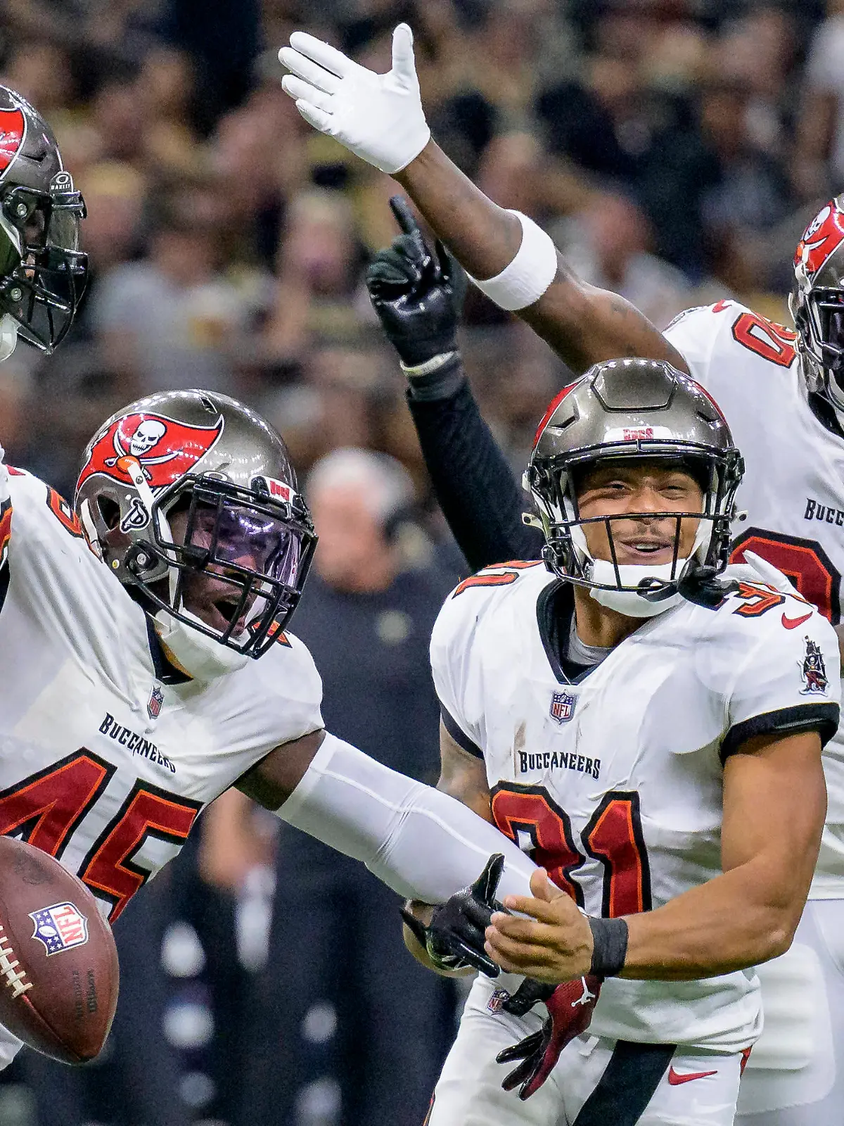 NFL, American Football Herren, USA Tampa Bay Buccaneers at New Orleans Saints Oct 1, 2023 New Orleans, Louisiana, USA Tampa Bay Buccaneers safety Antoine Winfield Jr. 31 and other players celebrate a fumble caused by Winfield against New Orleans Saints fullback Adam Prentice 46 during the second quarter at the Caesars Superdome. New Orleans Caesars Superdome Louisiana USA, EDITORIAL USE ONLY PUBLICATIONxINxGERxSUIxAUTxONLY Copyright: xMatthewxHintonx 20231001_tbs_ft8_162