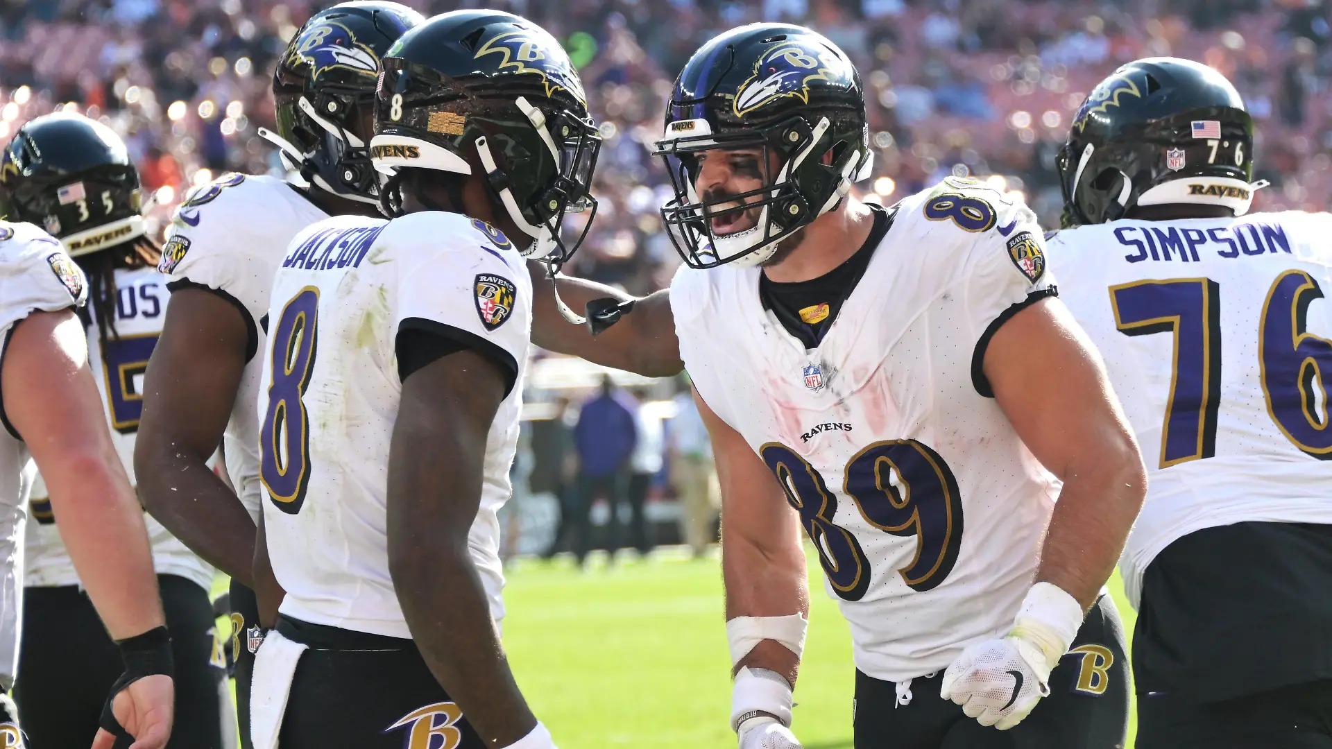 NFL, American Football Herren, USA Baltimore Ravens at Cleveland Browns Oct 1, 2023 Cleveland, Ohio, USA Baltimore Ravens tight end Mark Andrews 89 celebrates with quarterback Lamar Jackson 8 after catching a touchdown during the second half against the Cleveland Browns at Cleveland Browns Stadium. Cleveland Cleveland Browns Stadium Ohio USA, EDITORIAL USE ONLY PUBLICATIONxINxGERxSUIxAUTxONLY Copyright: xKenxBlazex 20231001_kab_bk4_028