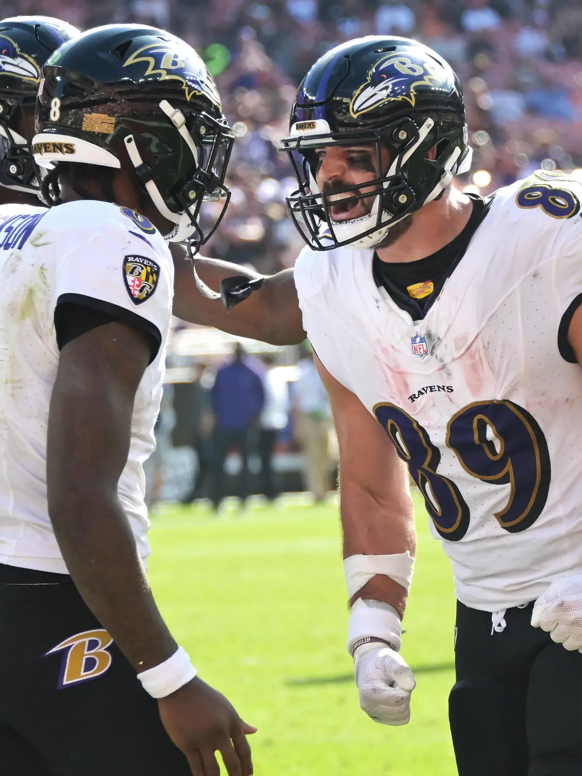 NFL, American Football Herren, USA Baltimore Ravens at Cleveland Browns Oct 1, 2023 Cleveland, Ohio, USA Baltimore Ravens tight end Mark Andrews 89 celebrates with quarterback Lamar Jackson 8 after catching a touchdown during the second half against the Cleveland Browns at Cleveland Browns Stadium. Cleveland Cleveland Browns Stadium Ohio USA, EDITORIAL USE ONLY PUBLICATIONxINxGERxSUIxAUTxONLY Copyright: xKenxBlazex 20231001_kab_bk4_028