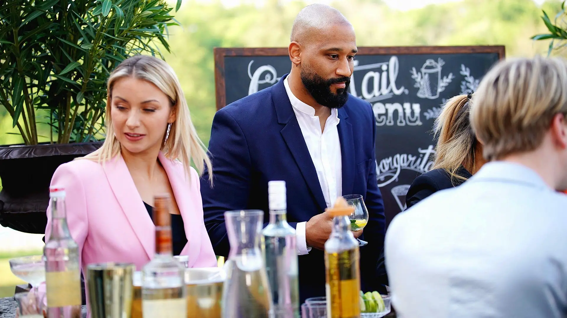 Folge 3: "Cocktailparty" - Die Verräter Anna-Carina Woitschack und Jalil müssen versuchen einen der Loyalen am helllichtem Tag zu vergiften. Dafür muss einer der beiden das Gift unbemerkt in das Getränk des Opfers träufelen.
+++ Die Verwendung des sendungsbezogenen Materials ist nur mit dem Hinweis und Verlinkung auf RTL+ gestattet. +++