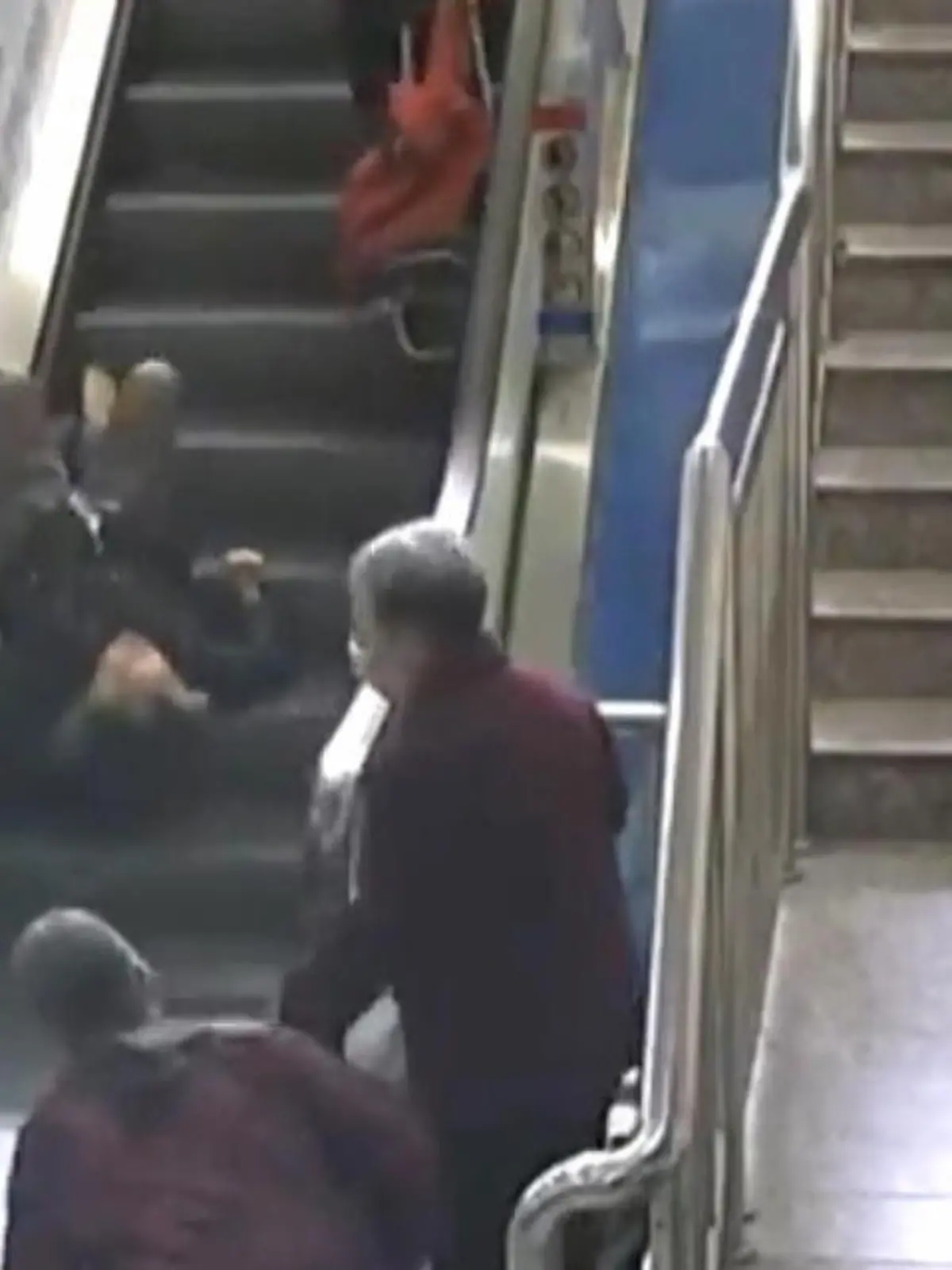 Dieser Sturz hätte schlimm enden können! Eine 80 Jahre alte Frau steigt auf eine Rolltreppe, verliert das Gleichgewicht und stürzt. Dank eines wachsamen Passanten konnte die Frau gerettet werden. Sehen Sie die heldenhafte Tat im Video. 