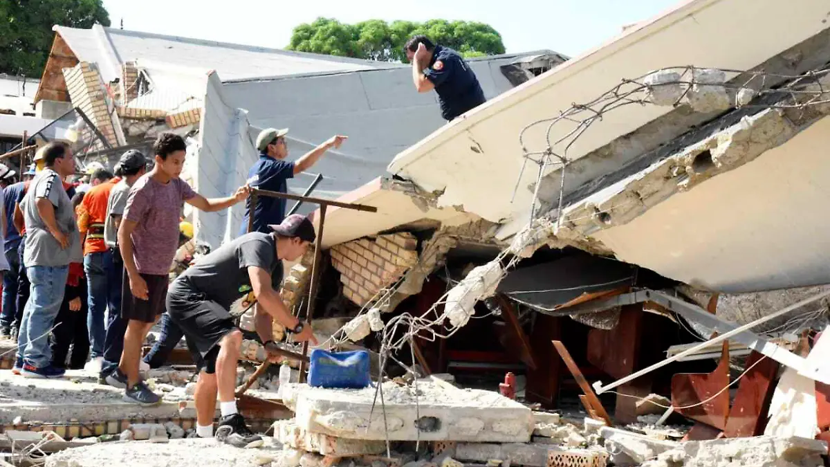 01.10.2023, Mexiko, Ciudad Madero: Rettungskräfte suchen inmitten von Trümmern nach Überlebenden, nachdem das Dach einer Kirche während einer Sonntagsmesse eingestürzt war. Beim Einsturz eines Kirchendachs sind im Nordosten von Mexiko mehrere Menschen ums Leben gekommen. Foto: Jose Luis Tapia/El Sol de Tampico/AP +++ dpa-Bildfunk +++