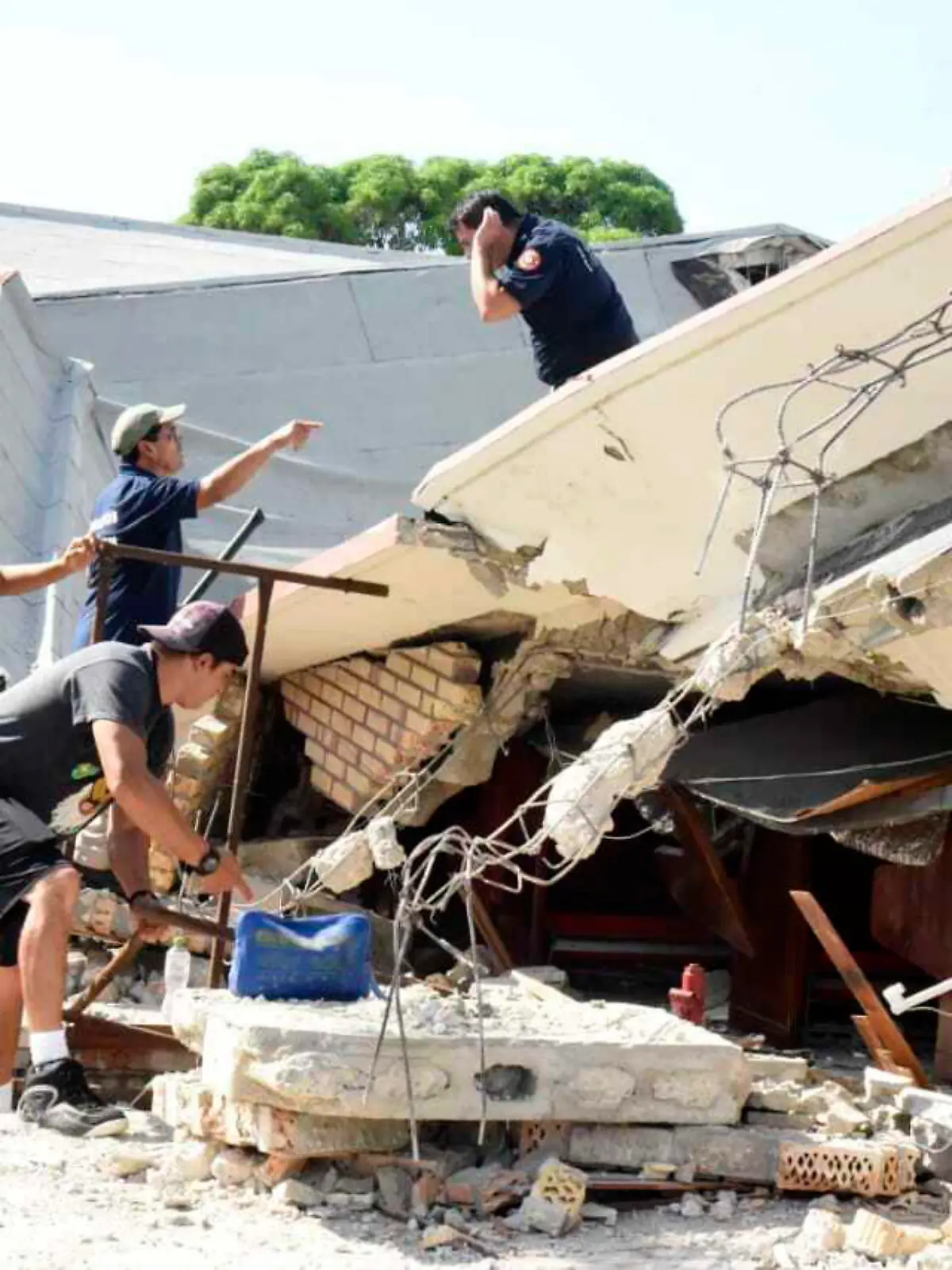 01.10.2023, Mexiko, Ciudad Madero: Rettungskräfte suchen inmitten von Trümmern nach Überlebenden, nachdem das Dach einer Kirche während einer Sonntagsmesse eingestürzt war. Beim Einsturz eines Kirchendachs sind im Nordosten von Mexiko mehrere Menschen ums Leben gekommen. Foto: Jose Luis Tapia/El Sol de Tampico/AP +++ dpa-Bildfunk +++