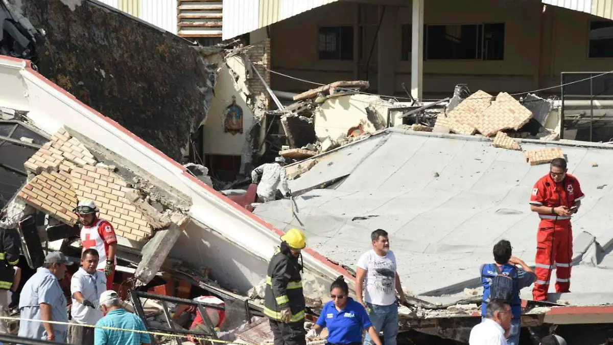 01.10.2023, Mexiko, Ciudad Madero: Rettungskräfte suchen inmitten von Trümmern nach Überlebenden, nachdem das Dach einer Kirche während einer Sonntagsmesse eingestürzt war. Beim Einsturz eines Kirchendachs sind im Nordosten von Mexiko mehrere Menschen ums Leben gekommen. Foto: Jose Luis Tapia/El Sol de Tampico/AP +++ dpa-Bildfunk +++