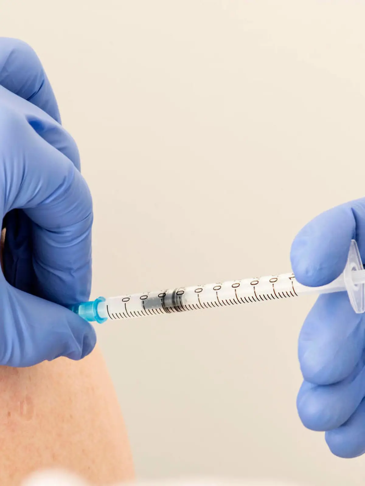 Erwachsene aus Risikogruppen haben in diesem Jahr die Möglichkeit, sich mit einer Impfung gleich gegen drei Krankheiten zu schützen: Neben Corona und Influenza auch gegen Pneumokokken. Die wichtigsten Fragen zur neuen Impfung beantworten wir im Video.