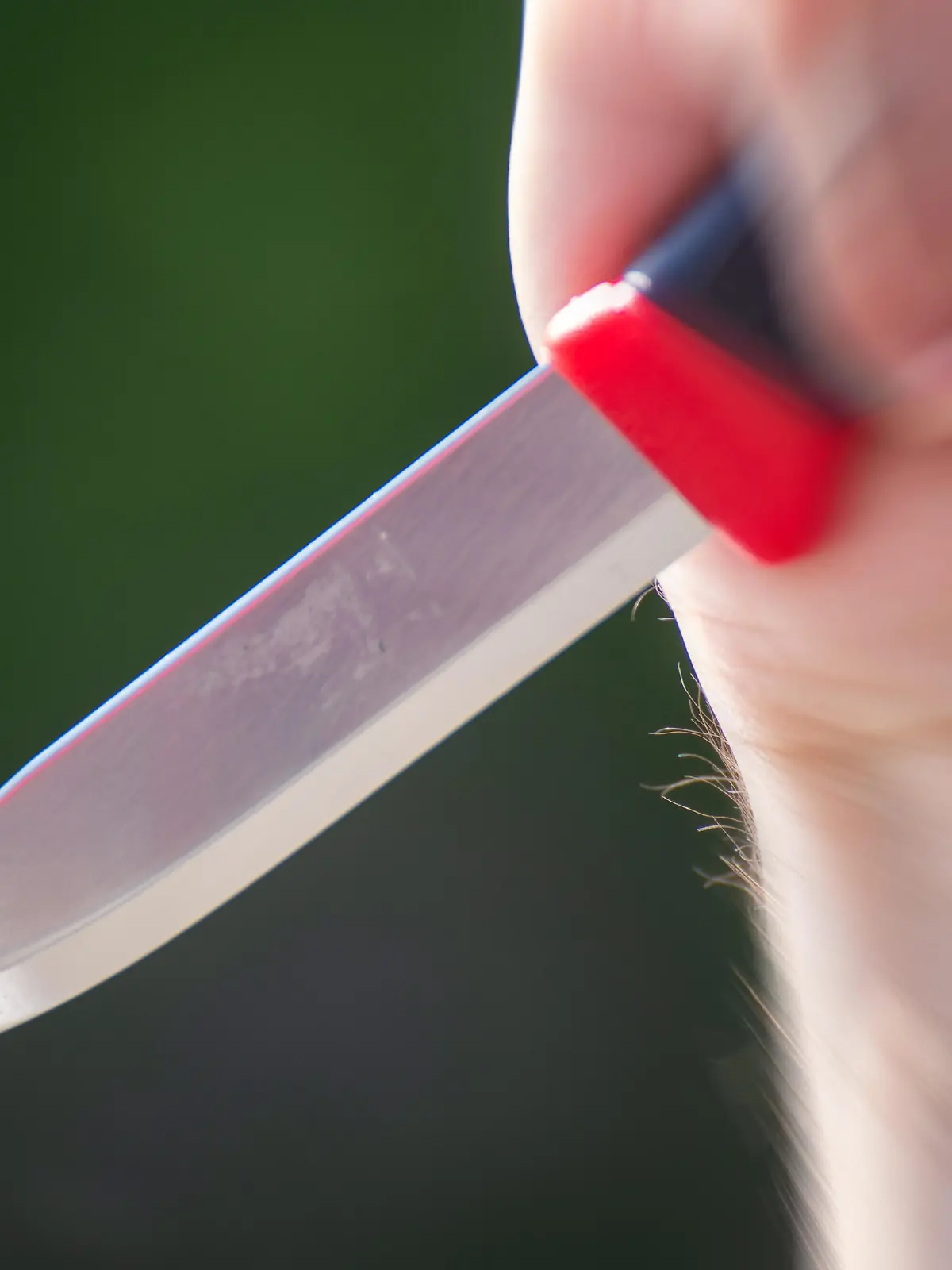 Symbolbild Messerattacke: Nahaufnahme von einem Messer in der Hand eines Mannes