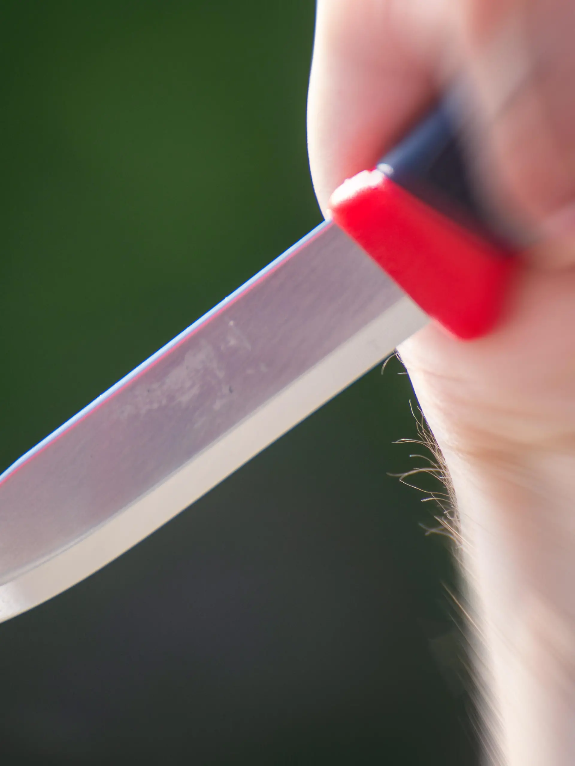 Symbolbild Messerattacke: Nahaufnahme von einem Messer in der Hand eines Mannes