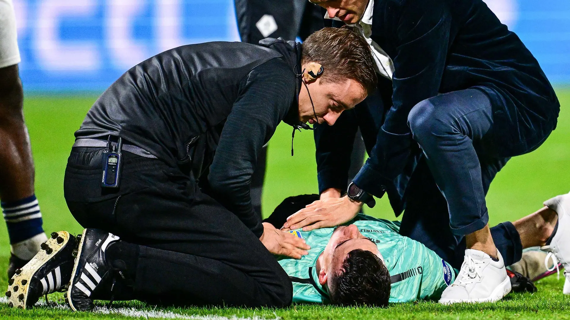 30.09.2023, Niederlande, Waalwijk: Fußball Niederlande, Eredivisie, RKC Waalwijk - AFC Ajax Amsterdam: RKC Waalwijk-Torwart Etienne Vaessen liegt verletzt auf dem Boden und wird medizinisch erstversorgt. Der Ex-Leipziger B. Brobbey hatte bei dem Versuch, das vorentscheidende 4:2 für Ajax zu erzielen, den aus seinem Tor stürzenden Vaessen unabsichtlich am Kopf getroffen - der Keeper sackte zusammen und blieb regungslos liegen. Wegen des schweren Kopftreffers von Vaessen ist das Fußball-Spiel in der 84. Minute abgebrochen worden. Foto: Olaf Kraak/ANP/dpa +++ dpa-Bildfunk +++