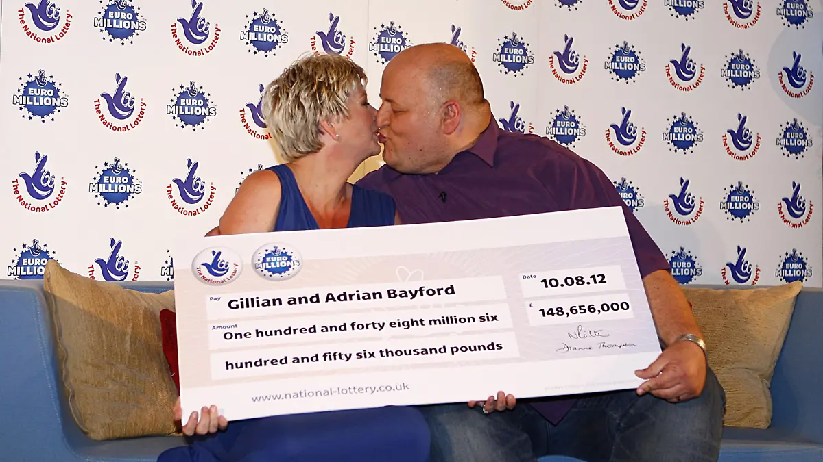 epa03361677 Adrian Bayford, 41, and wife Gillian, 40, from Haverhill, Suffolk, kiss during a press conference at Down Hall Country House Hotel in Hatfield Heath, Hertfordshire, Britain, 14 August 2012 after they won a 188.8 million euro EuroMillions jackpot. EPA/SEAN DEMPSEY UK AND IRELAND OUT EDITORIAL USE ONLY ++