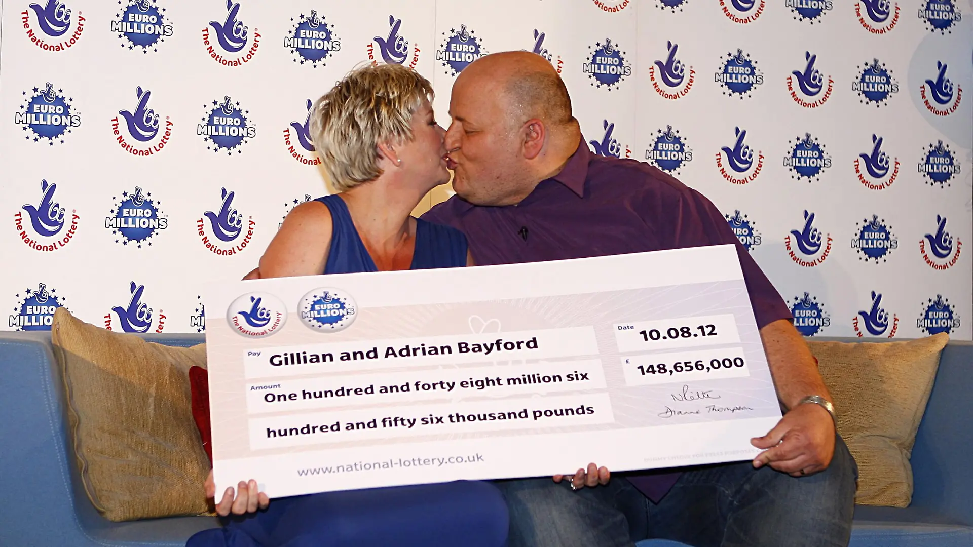 epa03361677 Adrian Bayford, 41, and wife Gillian, 40, from Haverhill, Suffolk, kiss during a press conference at Down Hall Country House Hotel in Hatfield Heath, Hertfordshire, Britain, 14 August 2012 after they won a 188.8 million euro EuroMillions jackpot. EPA/SEAN DEMPSEY UK AND IRELAND OUT EDITORIAL USE ONLY ++